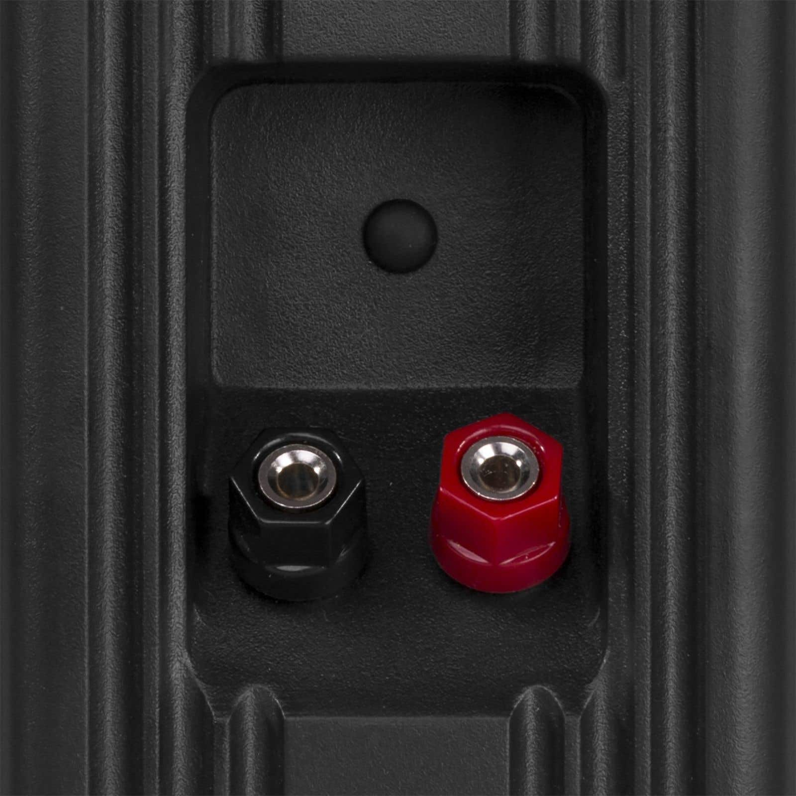 Vista de cerca de un panel negro con un área empotrada que contiene un conector de altavoz rojo y otro negro.