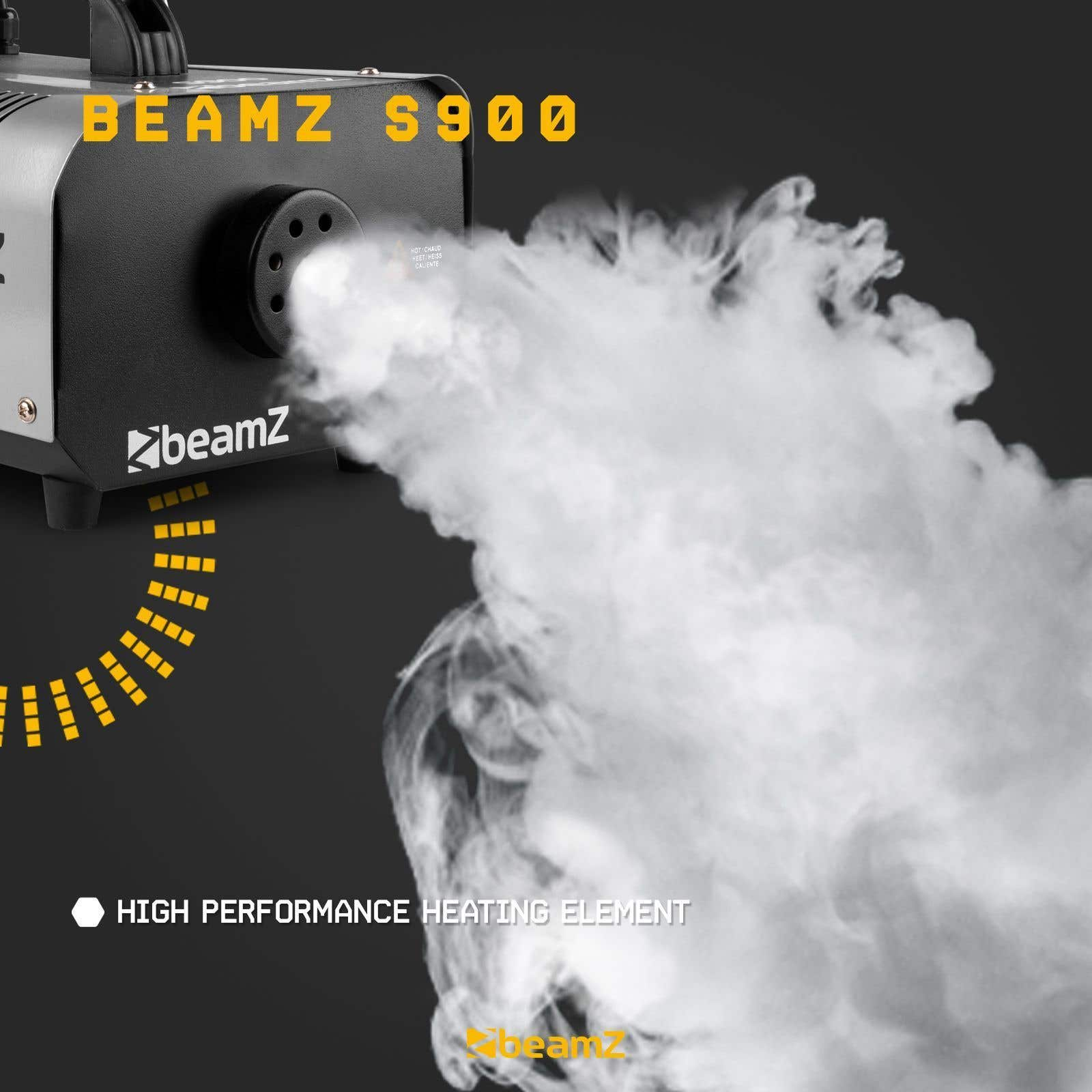 Una máquina de humo Beamz S900 negra emite humo blanco. Texto amarillo y elementos de diseño sobre fondo negro.