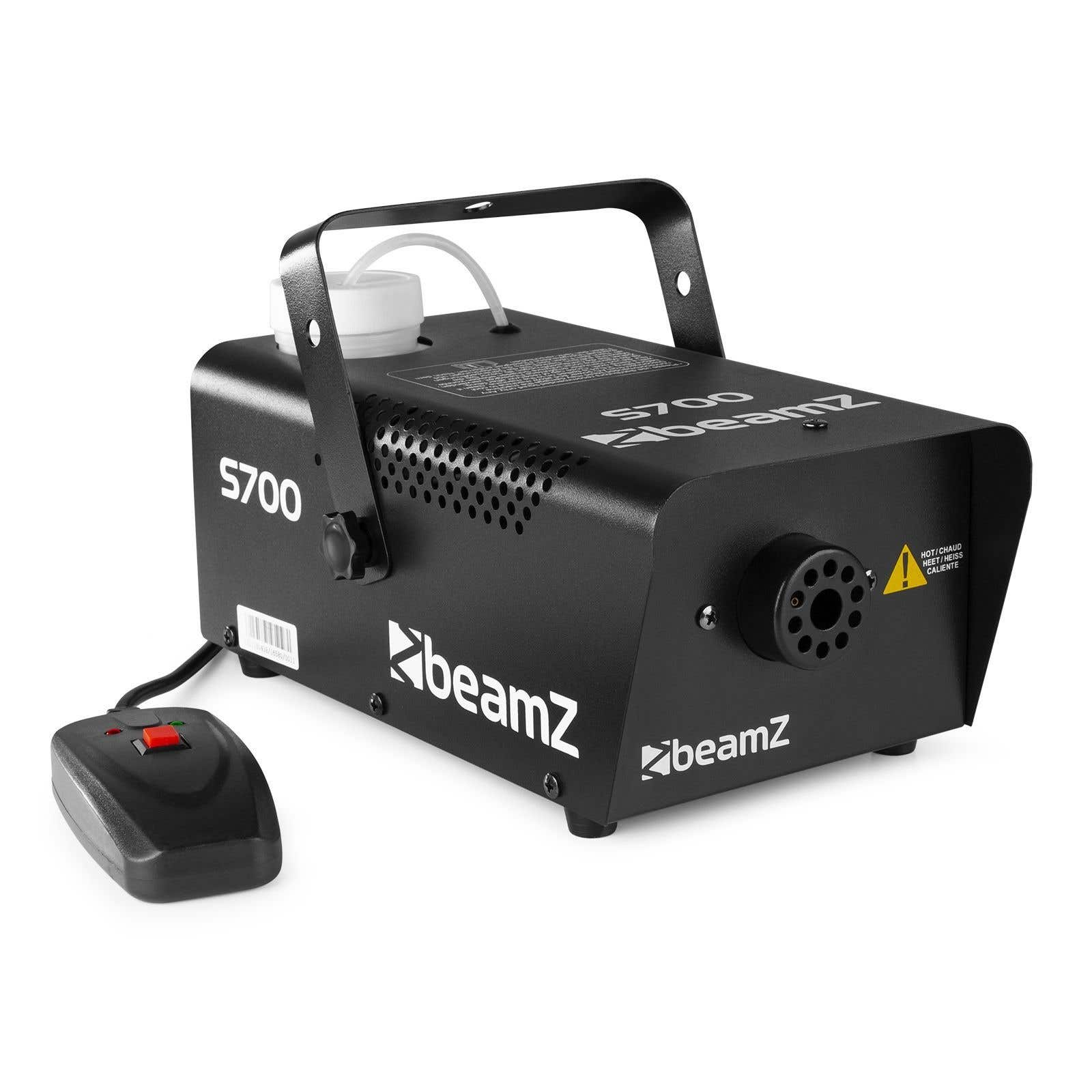 Máquina de niebla Beamz S700 negra con mando a distancia. Tiene asa, botella blanca y etiquetas de advertencia.
