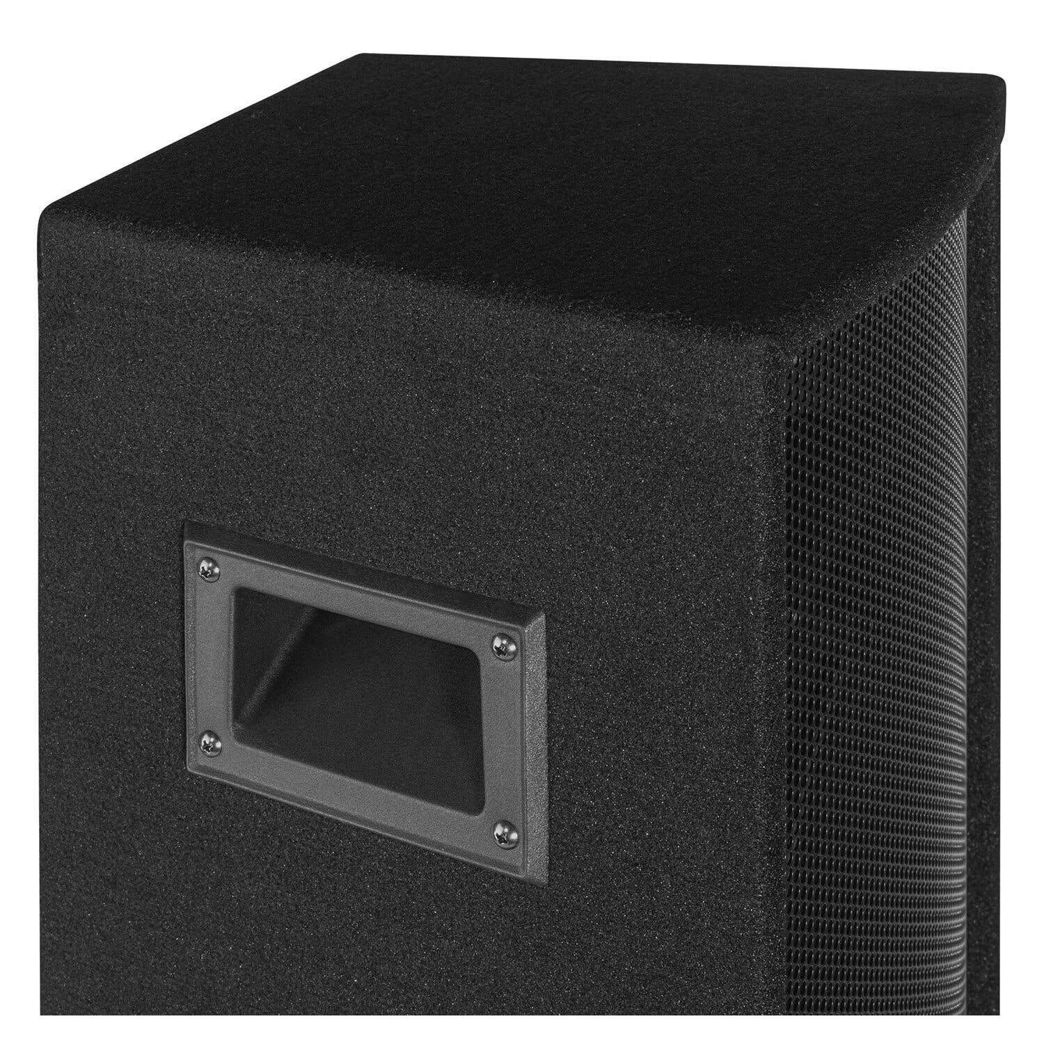 Primer plano de un altavoz negro con un asa empotrada y un panel frontal perforado. El armario es texturizado y angular.