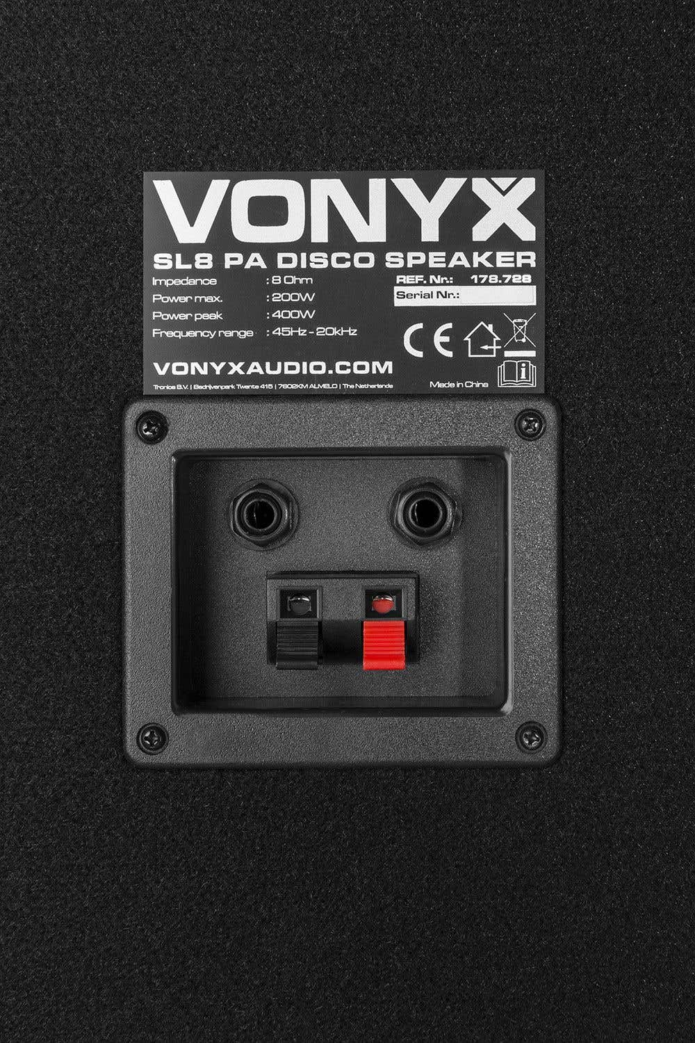 Detalle de un altavoz de discoteca Vonyx SL8 PA, que muestra la parte trasera con conectores y especificaciones en la etiqueta.