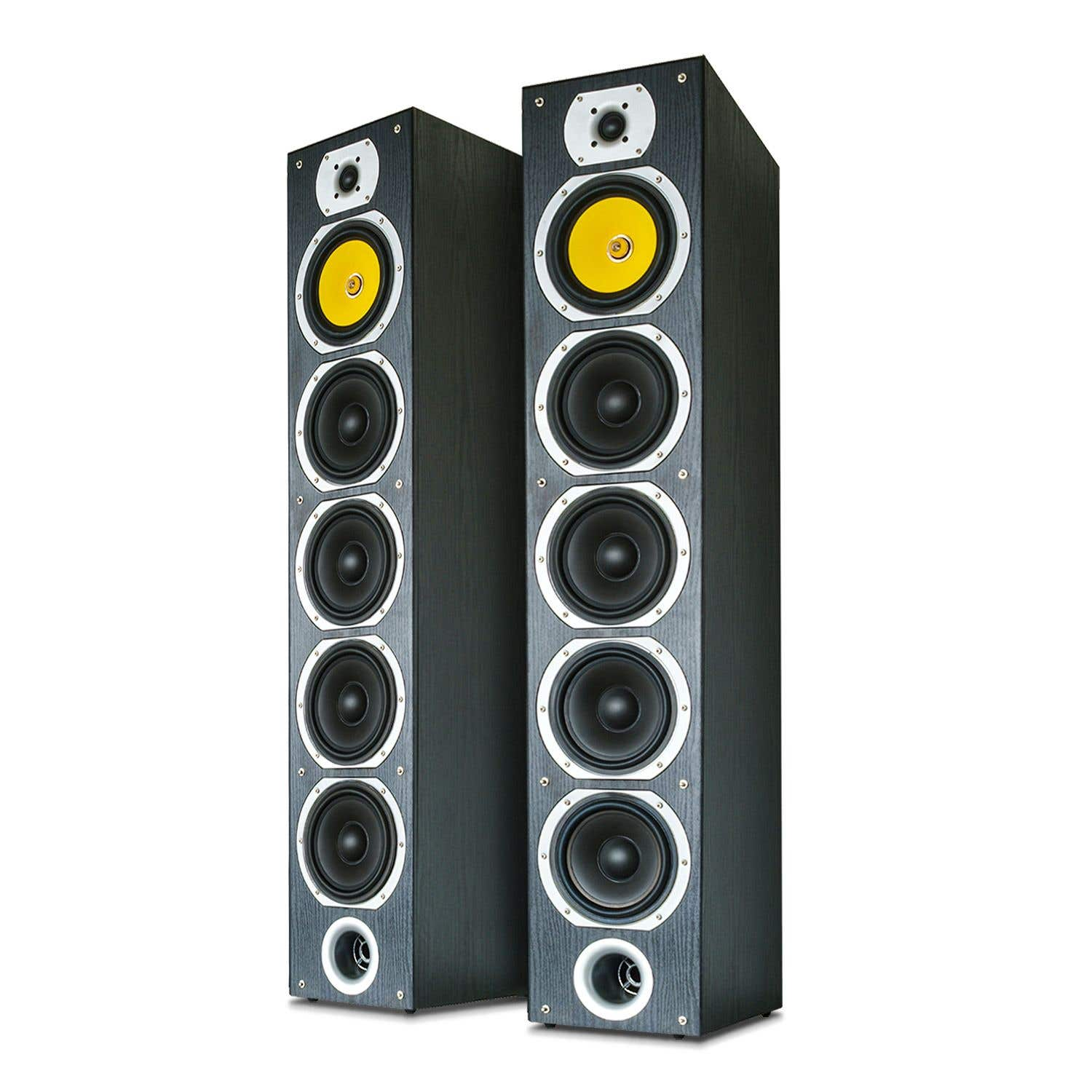 Dos altavoces negros altos con múltiples elementos circulares. Conos amarillos y negros, rodeados de anillos plateados, sobre fondo blanco.