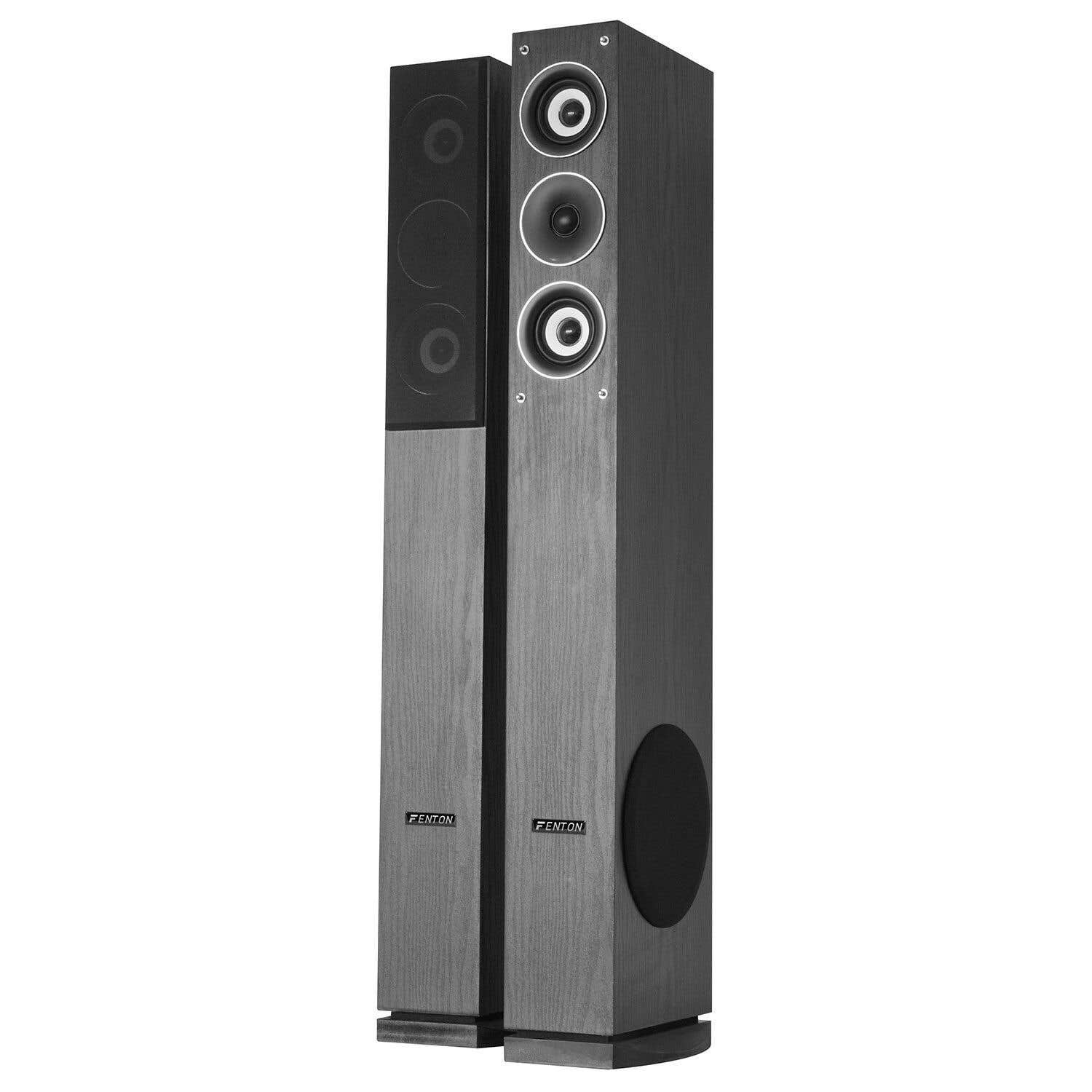 Dos altavoces FENTON altos con acabado de madera. Uno tiene un woofer, el otro tiene tres altavoces y dos más pequeños.