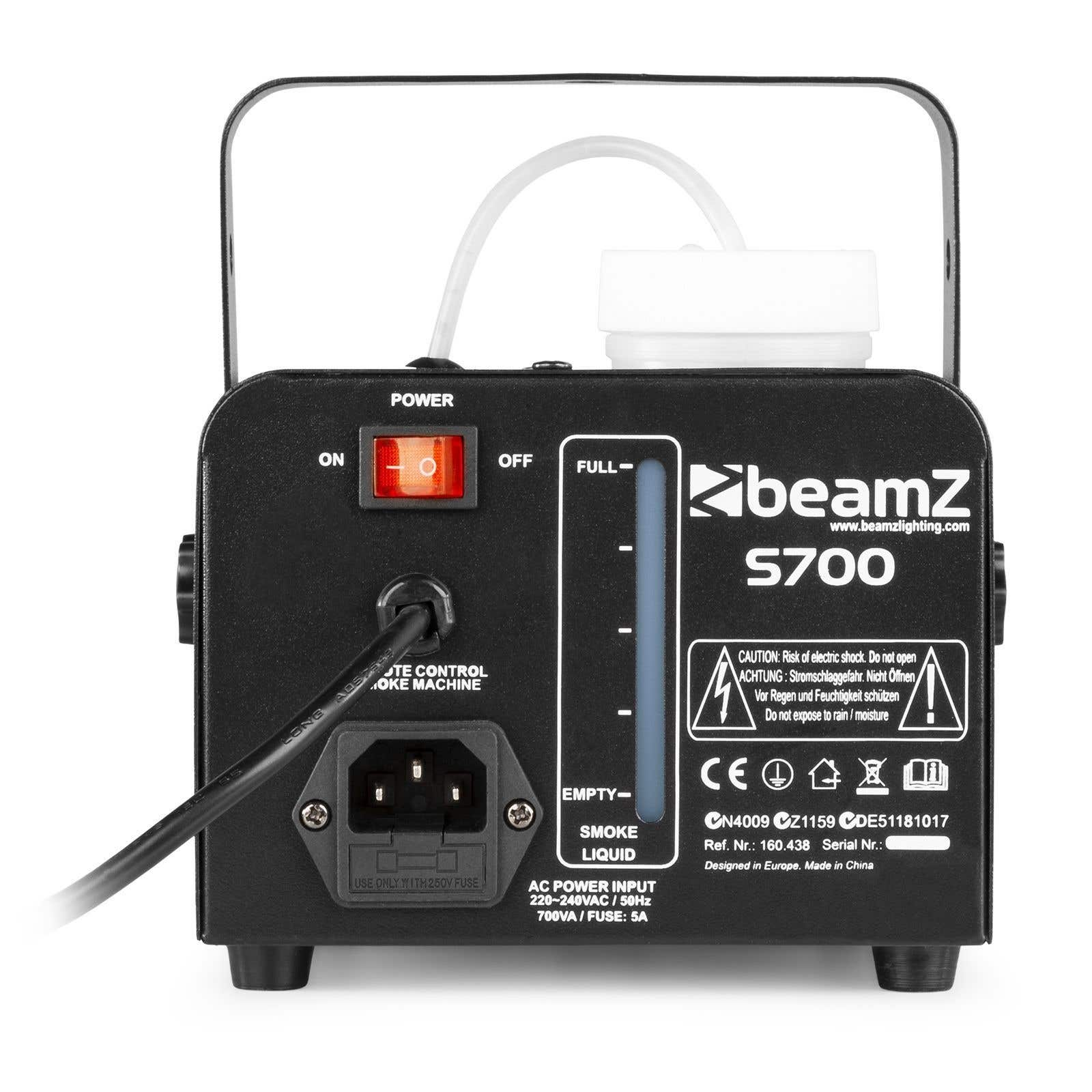 Una máquina de humo Beamz S700 negra con interruptor de encendido/apagado, indicador de nivel de líquido y advertencias. Una botella blanca encima.