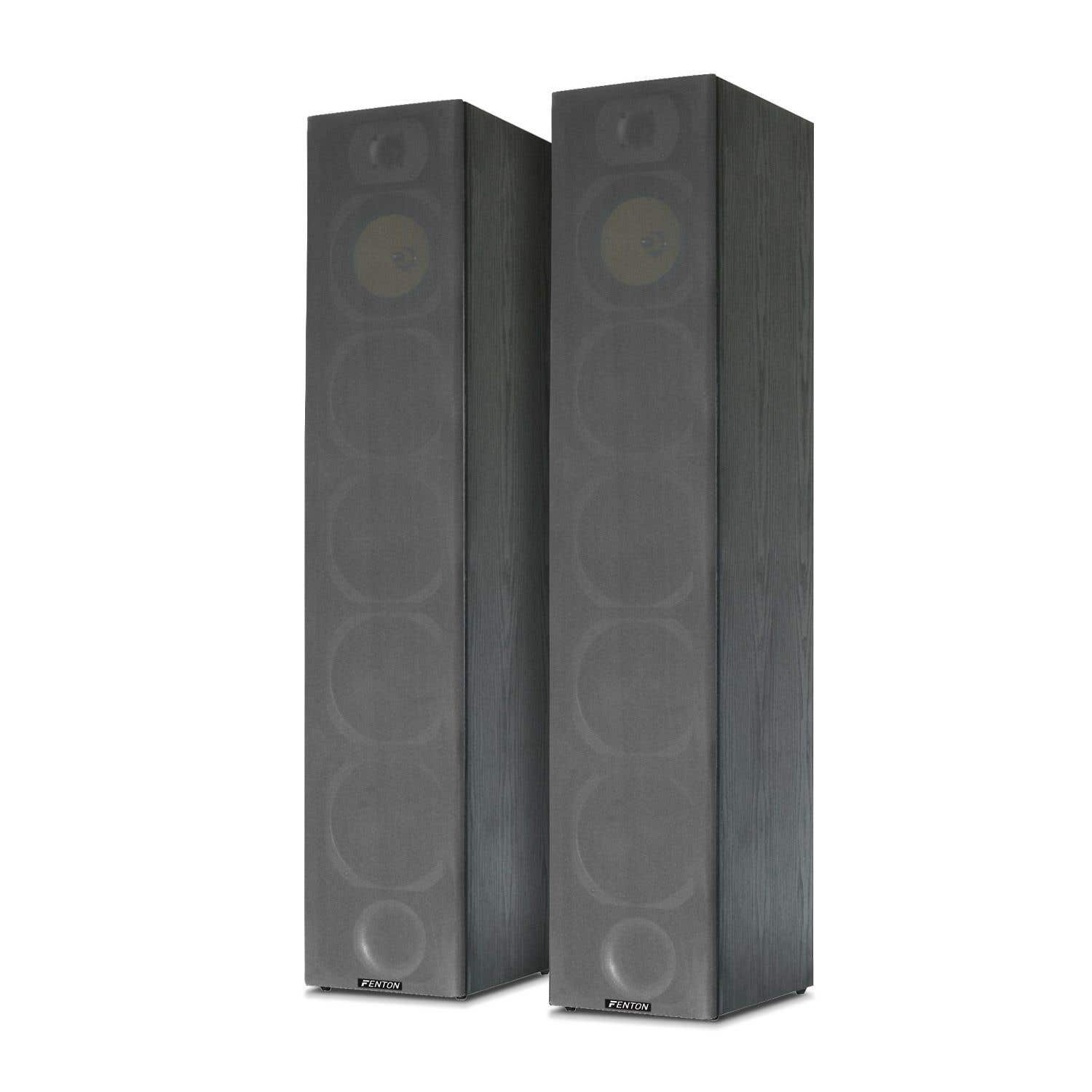 Dos altavoces Fenton negros y altos están uno al lado del otro sobre un fondo blanco. Cada uno tiene múltiples elementos de altavoz y un logotipo en la parte inferior.