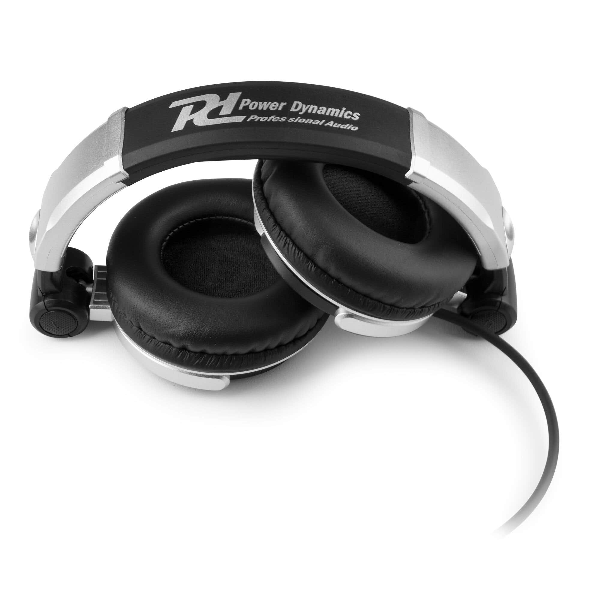 Auriculares plateados y negros sobre fondo blanco. Los auriculares tienen auriculares grandes y una diadema con el logotipo de Power Dynamics.