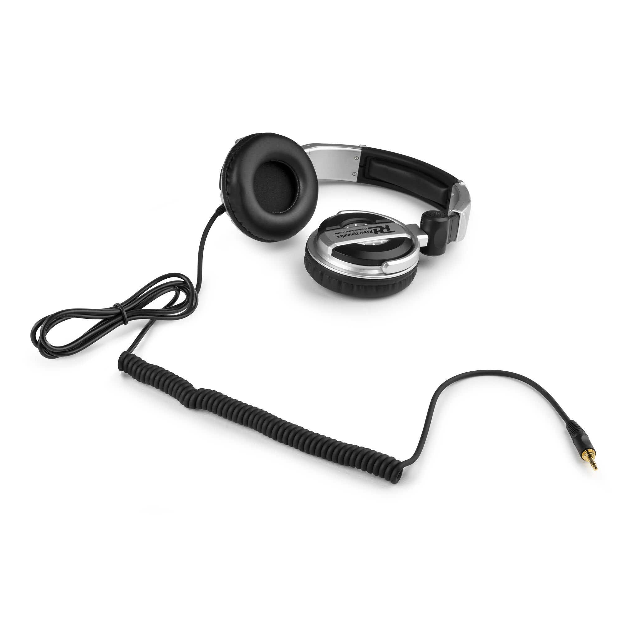 Auriculares negros y plateados sobre una superficie blanca. Los auriculares tienen un cable en espiral y otro recto con clavija.