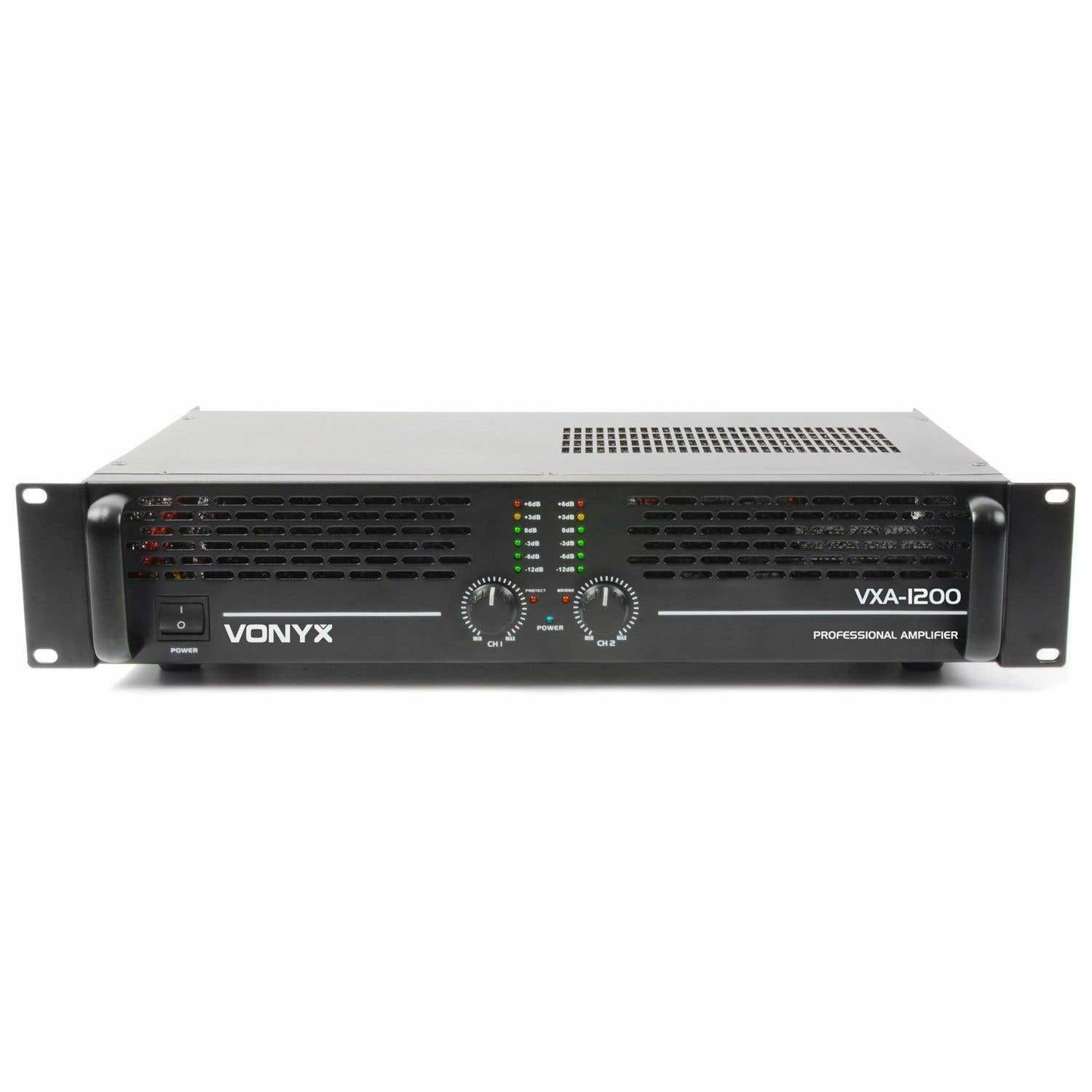 Un amplificador profesional negro Vonyx VXA-1200. Tiene botones de encendido, perillas de volumen e indicadores LED. El fondo es blanco.