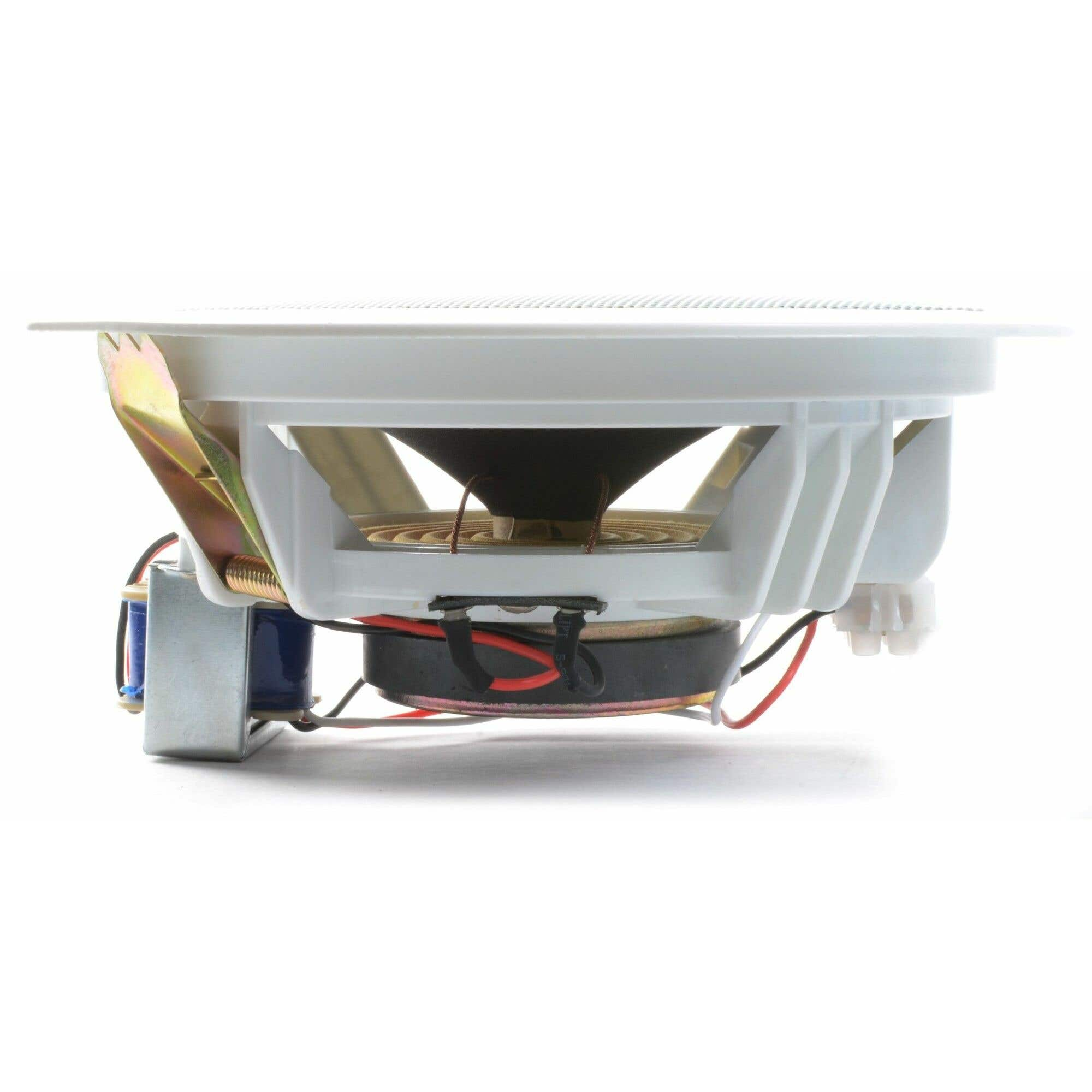 Un altavoz blanco de techo, visto de lado, con varios componentes internos y cables, aislado sobre fondo blanco.