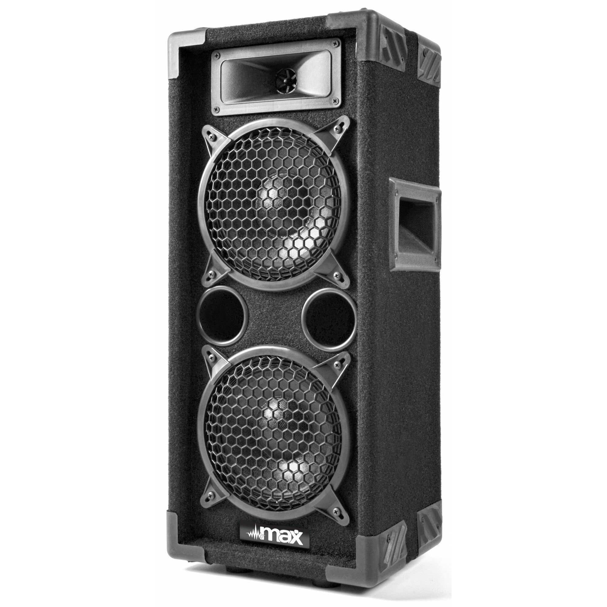 Un altavoz negro con dos altavoces redondos grandes, una bocina y dos agujeros más pequeños. El altavoz tiene una rejilla metálica.