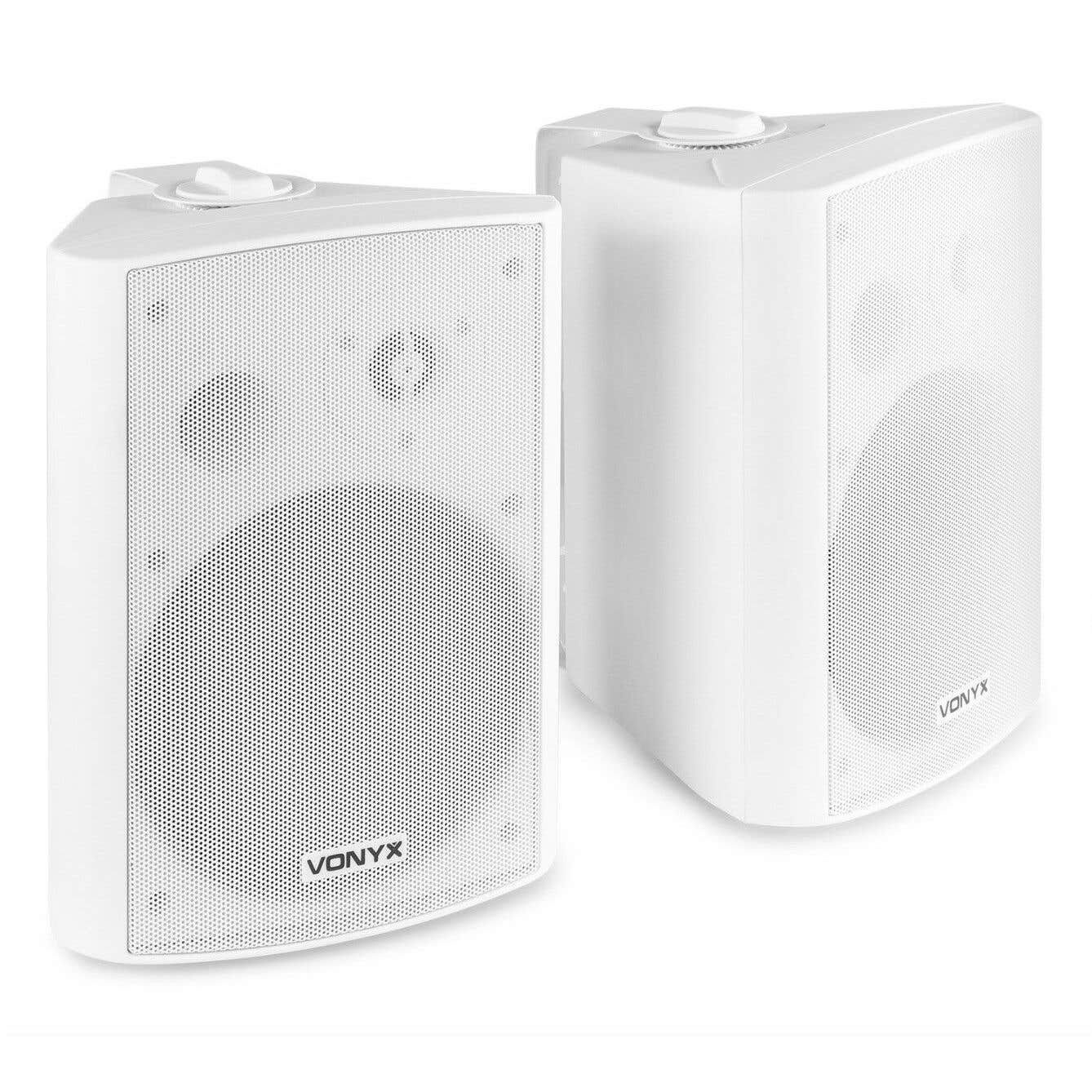Dos altavoces blancos VONYX. Cada uno tiene forma triangular con frente perforado y altavoz redondo. Se apoyan sobre una superficie blanca.