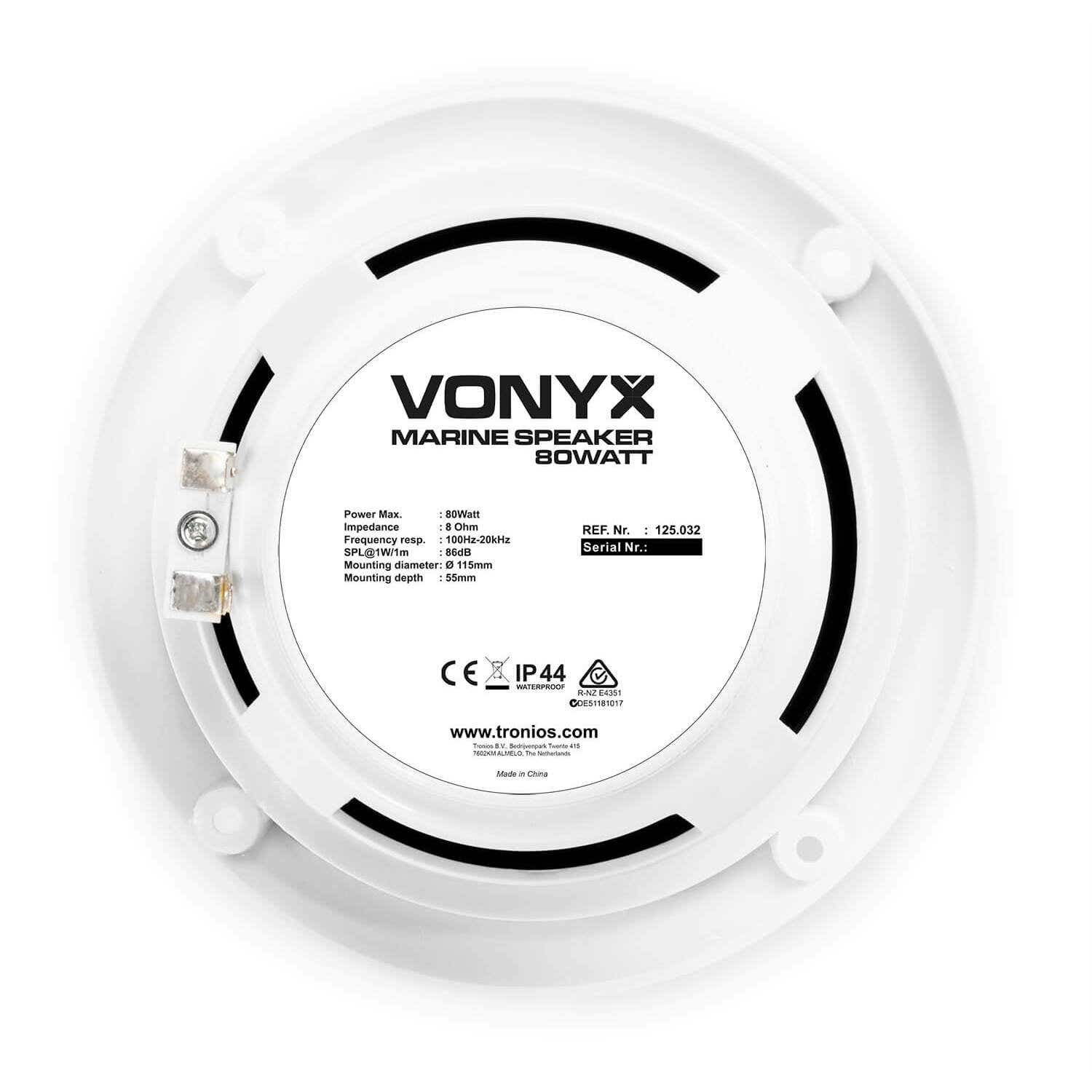 Un altavoz marino Vonyx blanco con detalles negros. Texto incluye especificaciones y certificaciones. Impermeable y hecho en China.