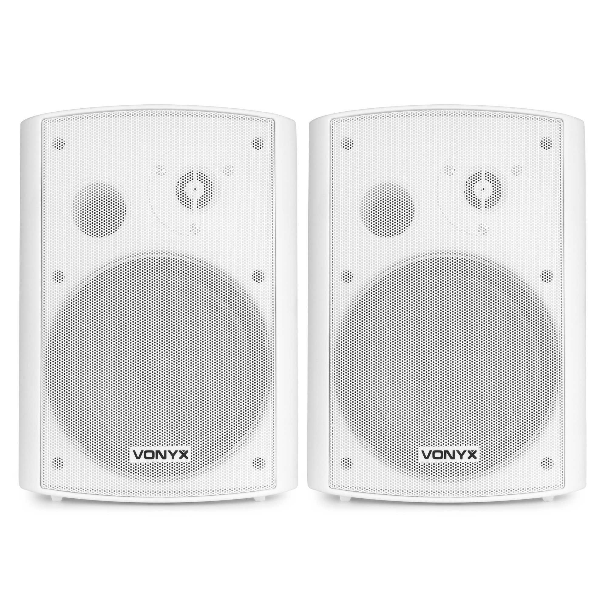 Dos altavoces blancos Vonyx sobre fondo blanco. Cada uno tiene un altavoz central grande y dos más pequeños.