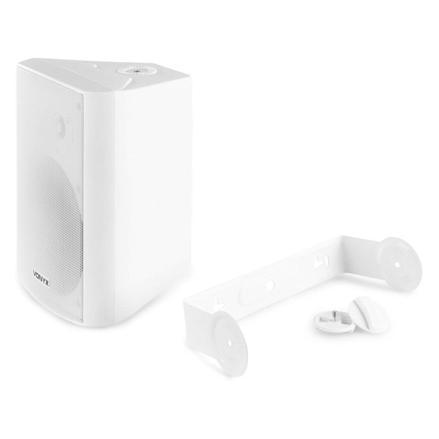 Un altavoz blanco, de forma triangular, y su soporte están sobre un fondo blanco. El altavoz tiene una rejilla.