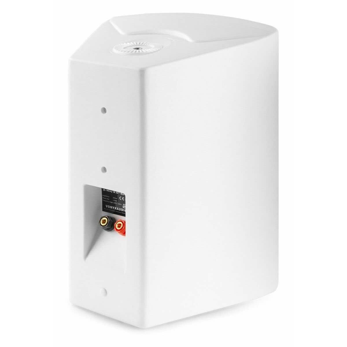 Un altavoz blanco con forma rectangular. Tiene dos terminales, uno rojo y otro negro, y una pequeña etiqueta en la parte trasera.