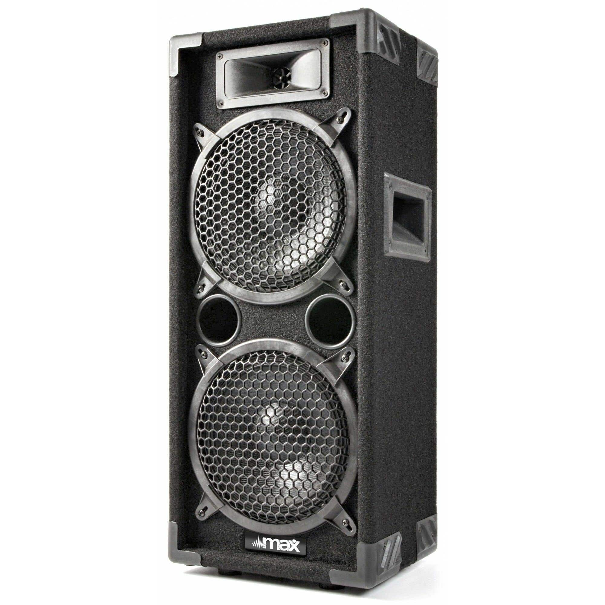 Un altavoz negro con rejillas metálicas. Tiene dos altavoces grandes, una bocina y un logotipo 'max'.