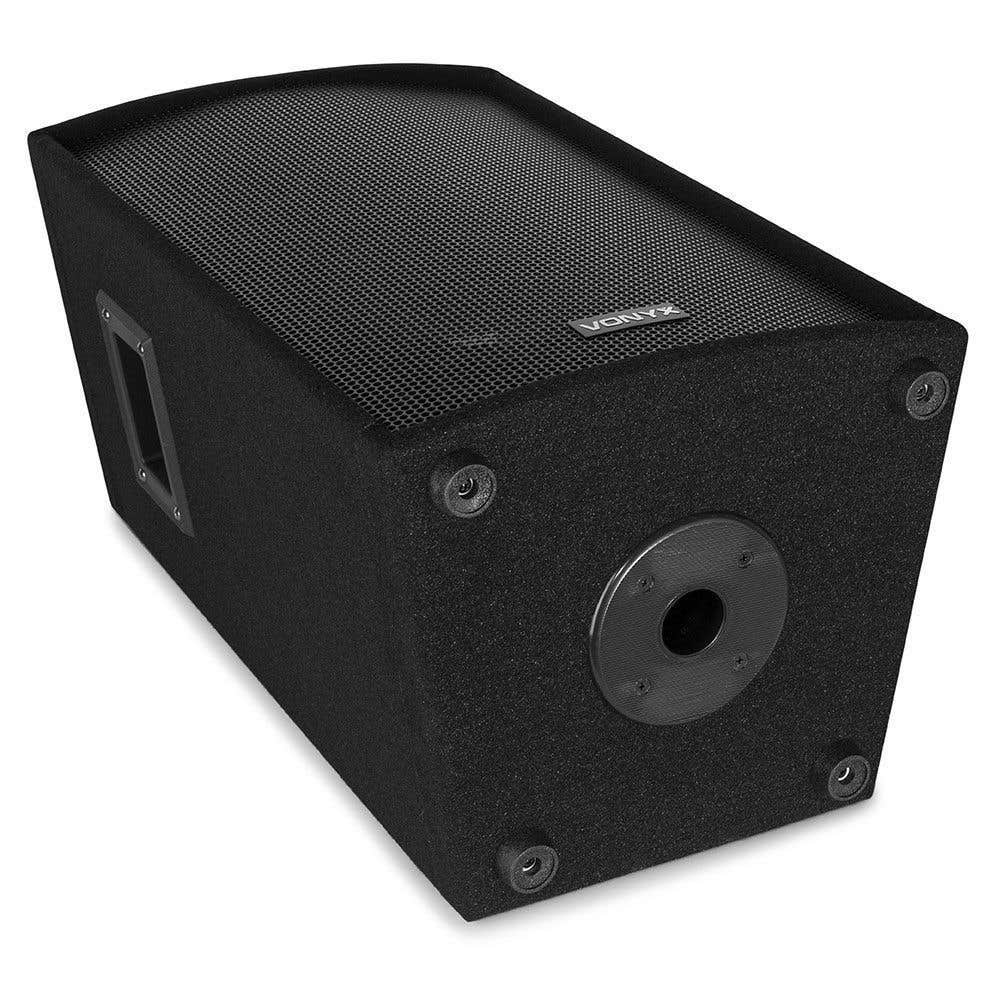 Una caja de altavoz negra. La parte superior tiene una cubierta de malla con la marca 'Vonyx'. El lateral tiene un asa. La parte inferior tiene tornillos.