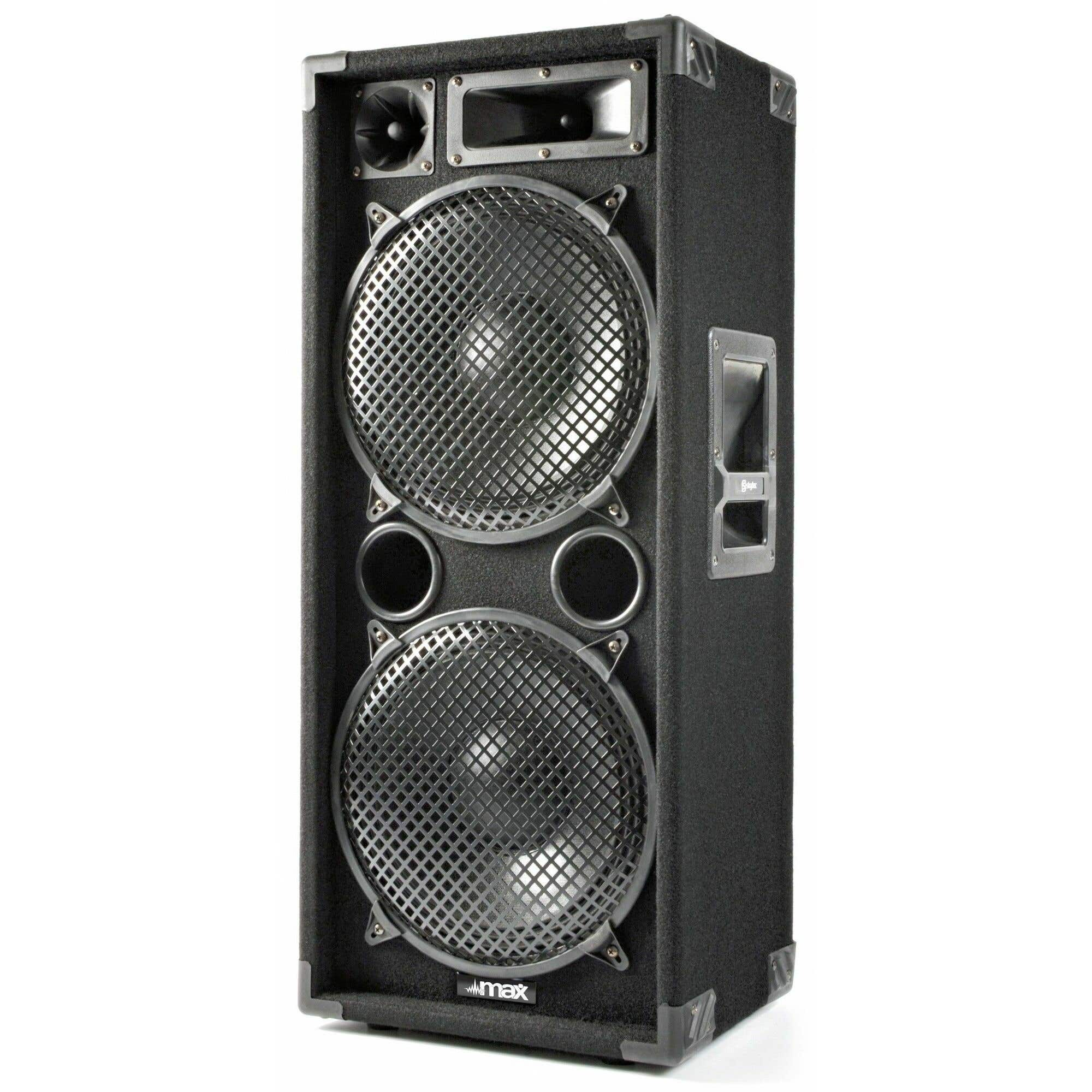Altavoz negro con rejillas metálicas, dos altavoces grandes y bocinas más pequeñas. Logotipo 'max' visible.