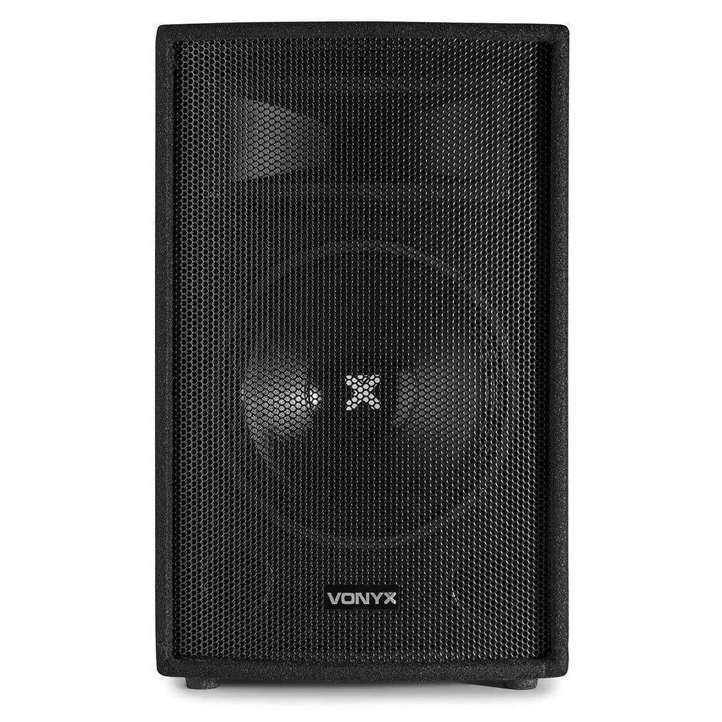 Un altavoz Vonyx negro con una rejilla frontal. El altavoz tiene un logotipo en el centro y la marca Vonyx en la parte inferior.