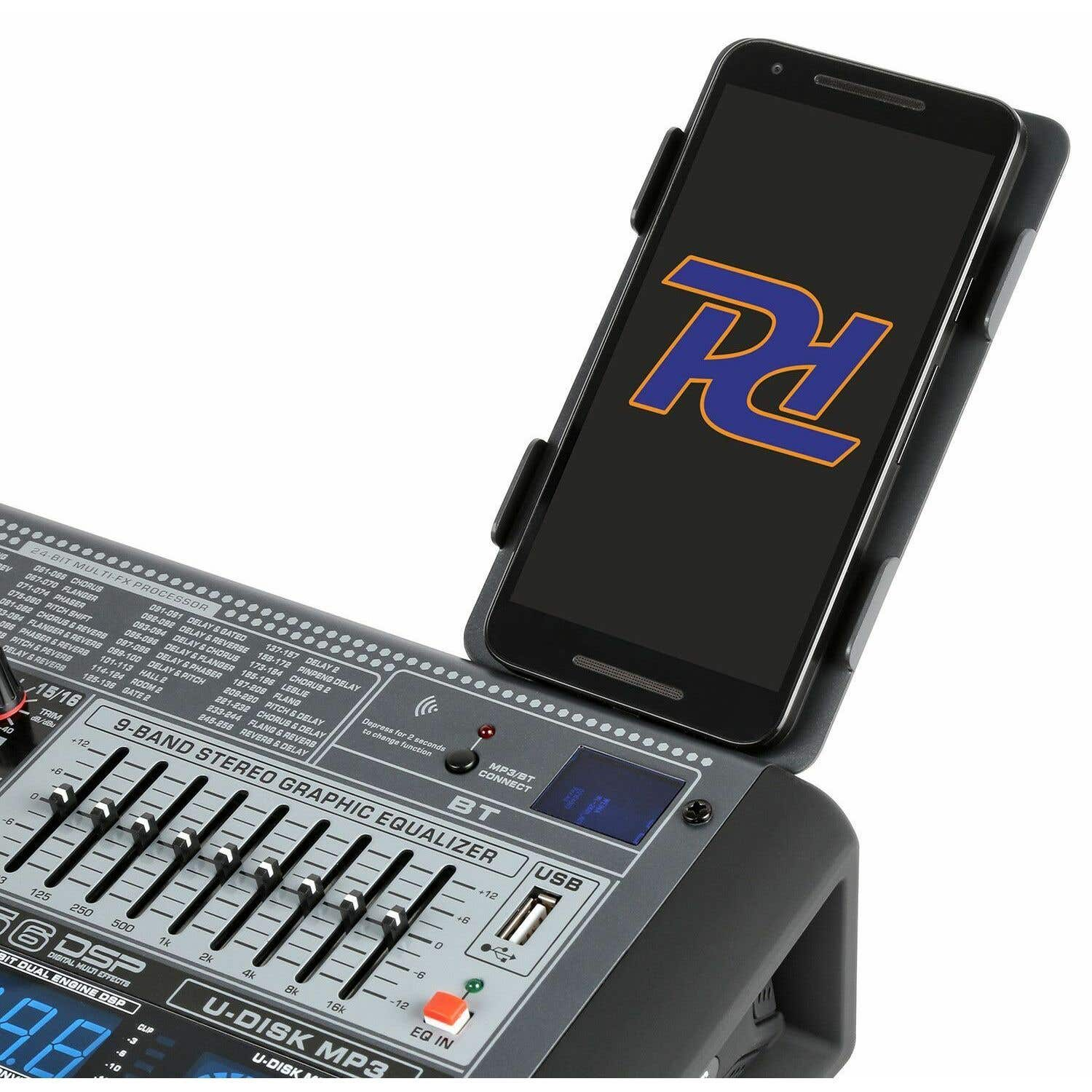 Un teléfono con un logo está montado en una mesa de mezclas. El mezclador tiene controles deslizantes, botones y etiquetas de texto.