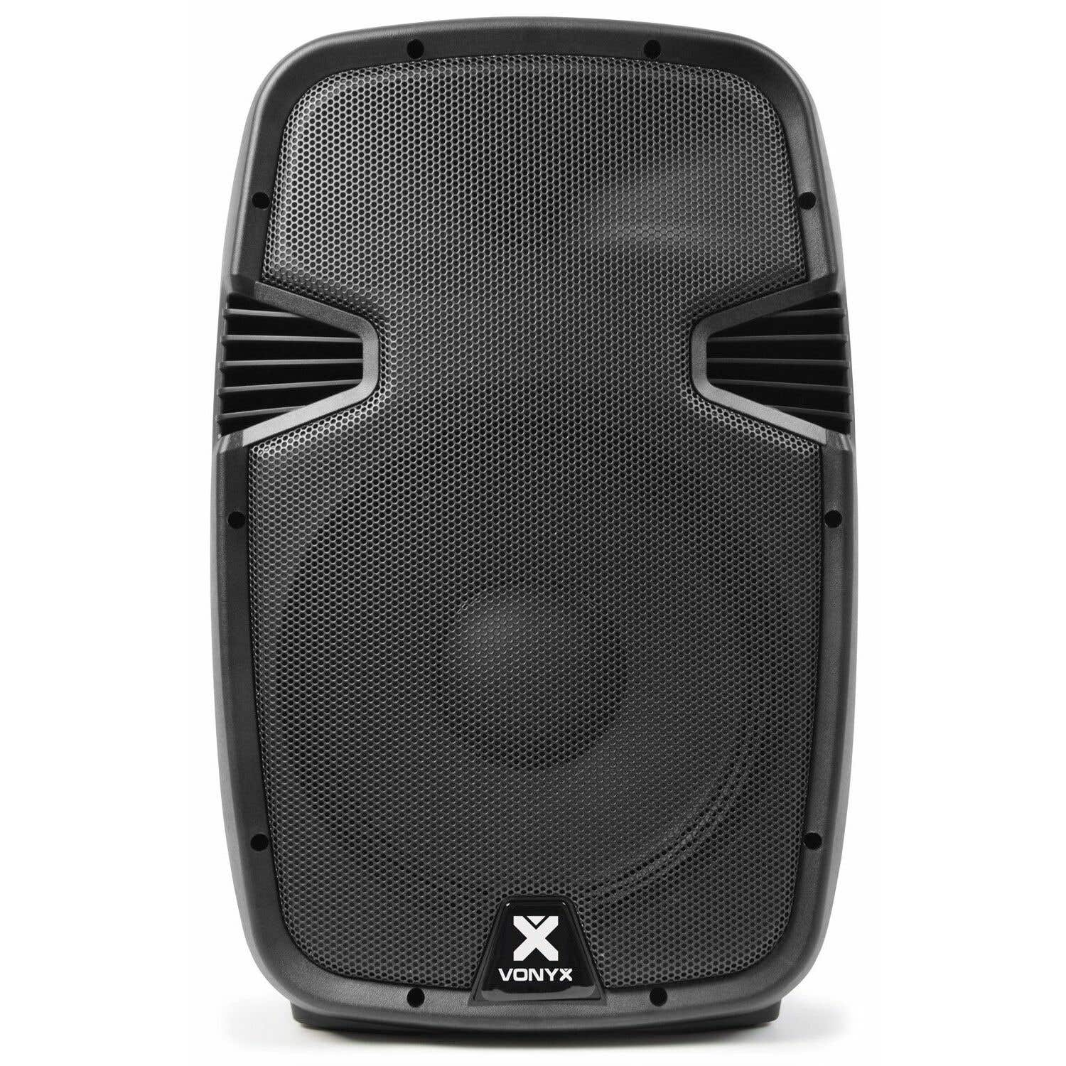 Een zwarte Vonyx-luidspreker. De luidspreker heeft een mesh voorkant, met een Vonyx-logo onderaan. Hij heeft ventilatieopeningen aan de boven- en zijkanten.