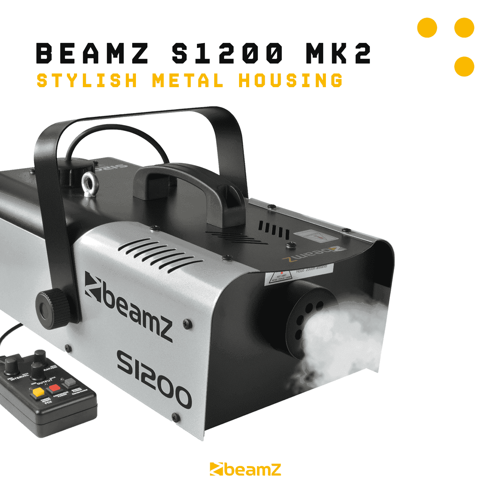 Una máquina de niebla Beamz S1200 MK2, plateada y negra, con un controlador. Sale humo. Superposición de texto arriba.