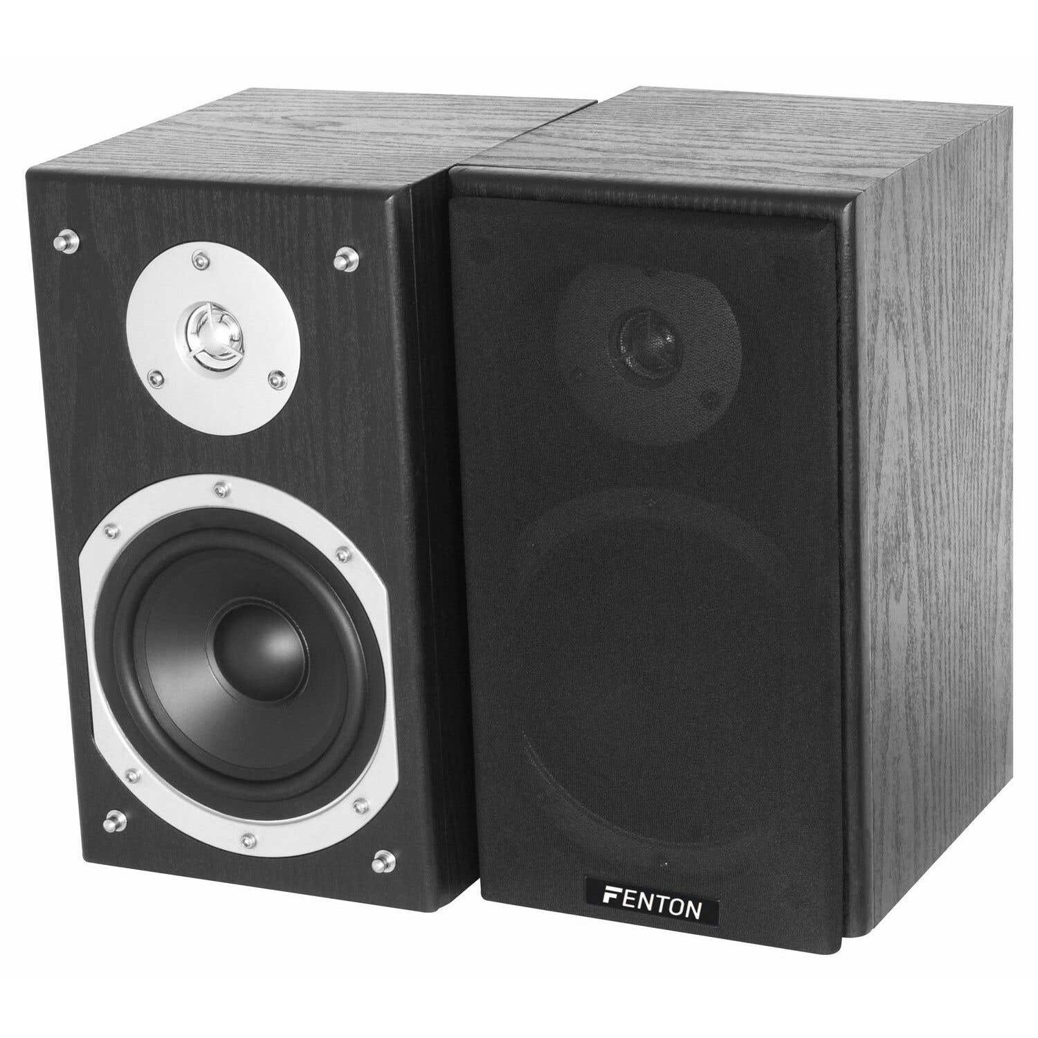 Dos altavoces negros con detalles plateados. Uno tiene un altavoz visible, el otro una cubierta de malla negra. La marca es FENTON.