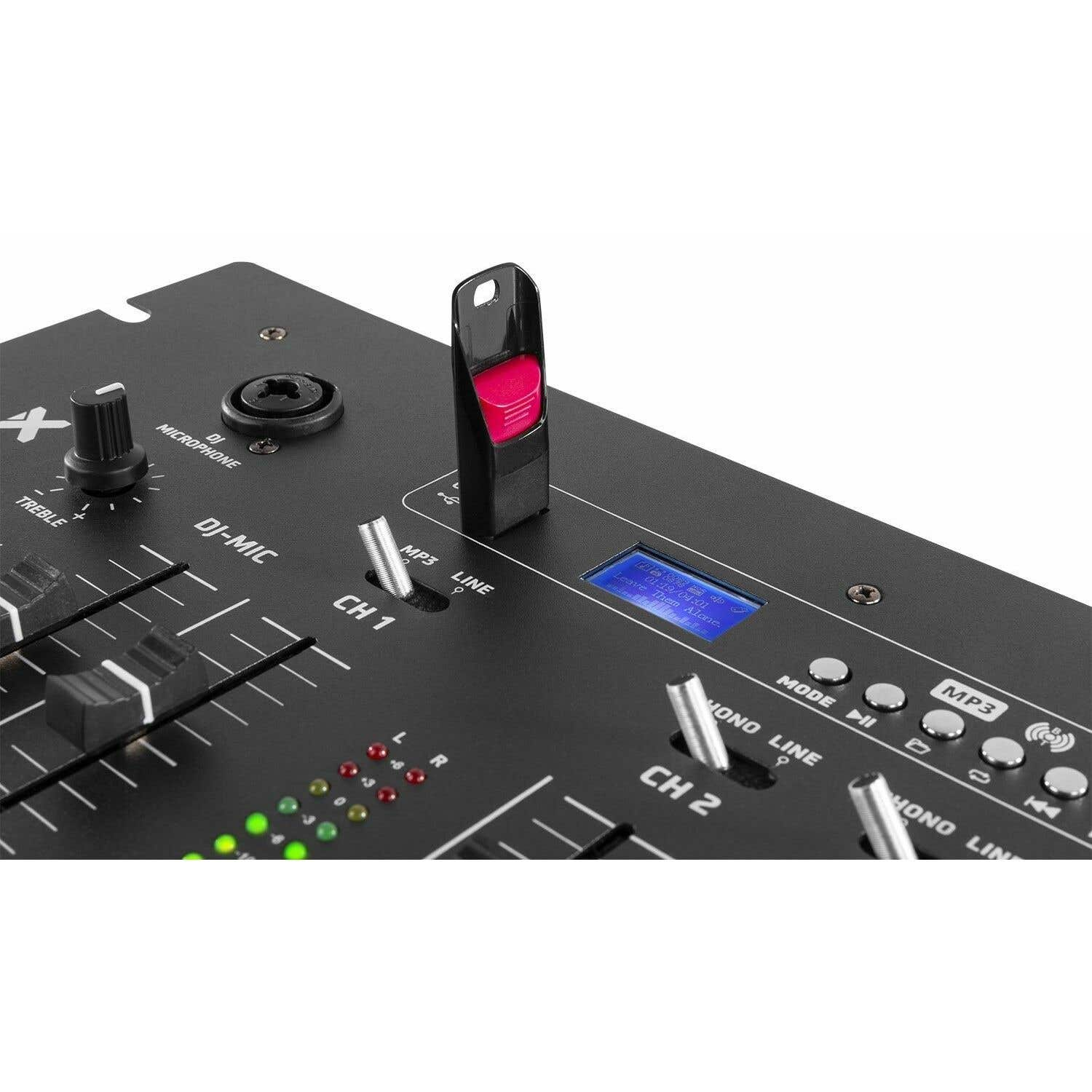 Una mesa de mezclas de DJ negra con deslizadores, perillas y una unidad USB insertada. El texto incluye 'DJ-MIC', 'CH 1', 'MP3'.