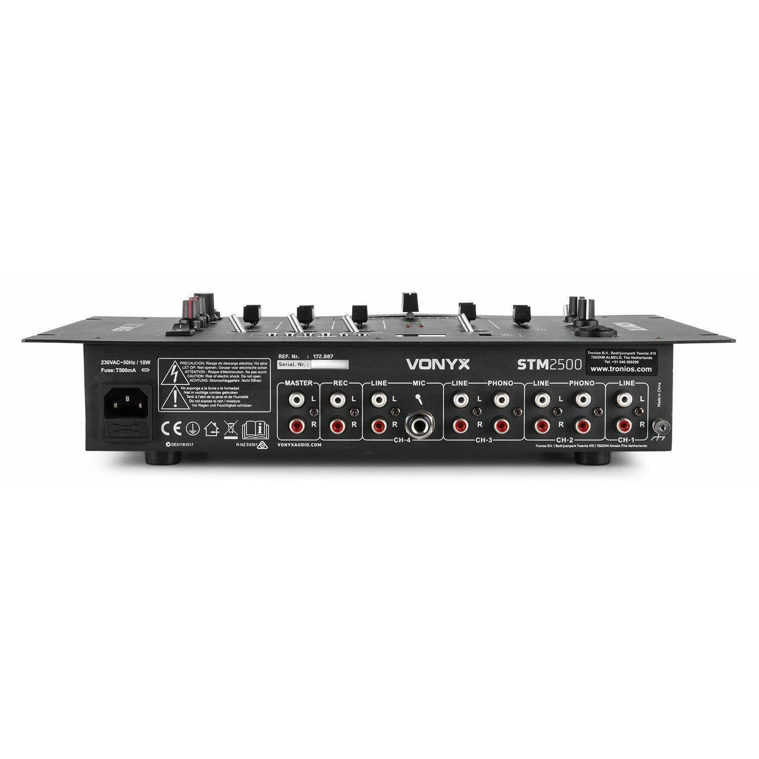 Mezclador Vonyx STM2500 negro con perillas, entradas y salidas. Incluye entrada de alimentación y etiquetas de advertencia. Marca visible.