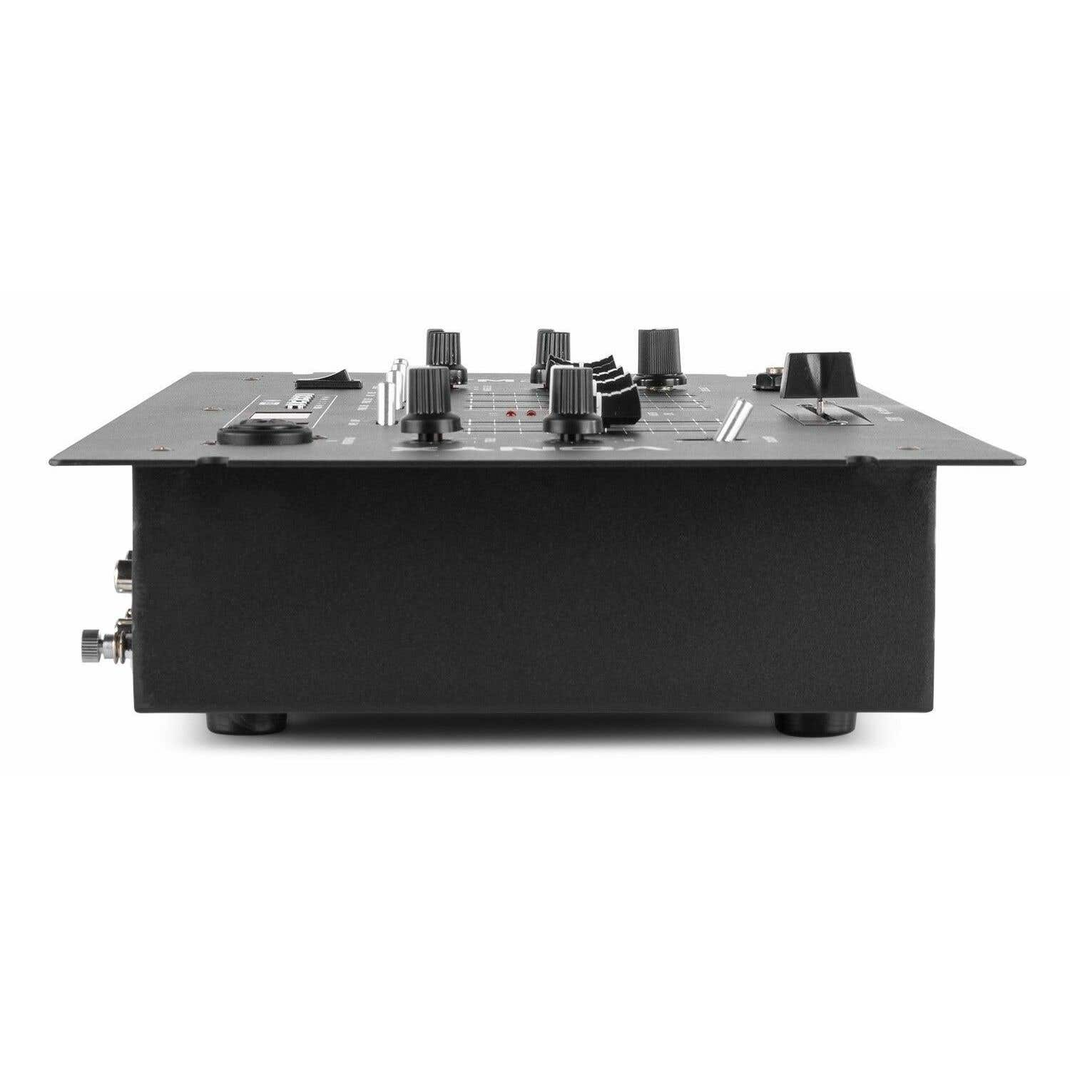 Un mezclador de DJ negro sobre fondo blanco. Tiene varias perillas y deslizadores. El mezclador es rectangular y se apoya en pequeños pies.