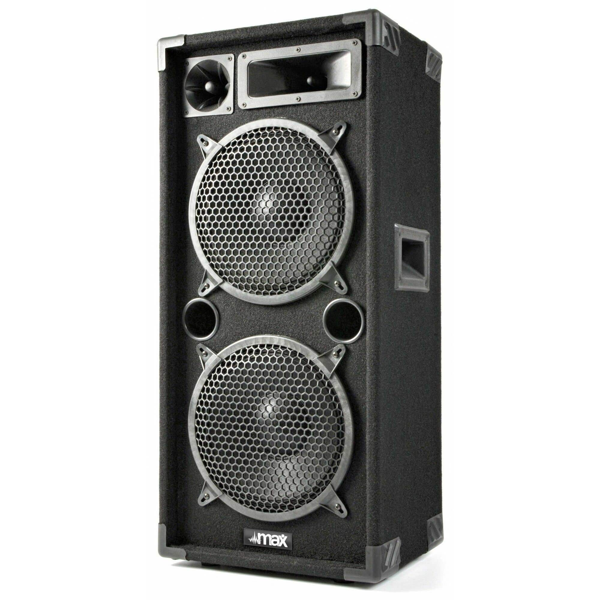 Altavoz negro con dos rejillas grandes, una bocina y varios altavoces más pequeños. Aislado sobre fondo blanco.