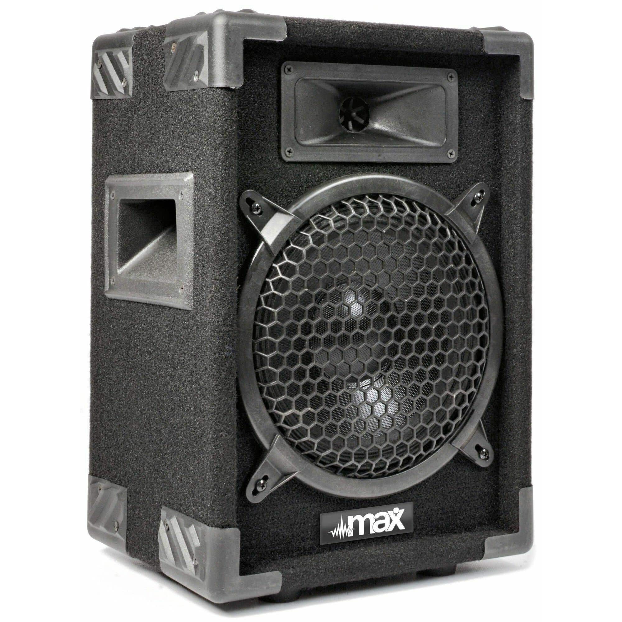 Un altavoz negro con una rejilla frontal y una bocina. El altavoz tiene protectores de esquina y la marca 'max'.