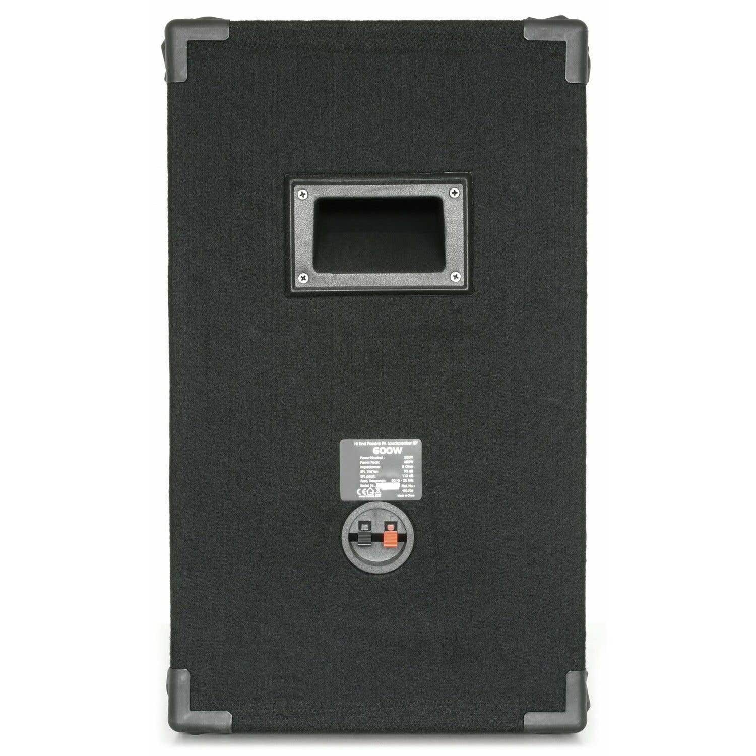 Un altavoz negro con un asa empotrada, conectores y protectores de esquina. El altavoz tiene una etiqueta con especificaciones.