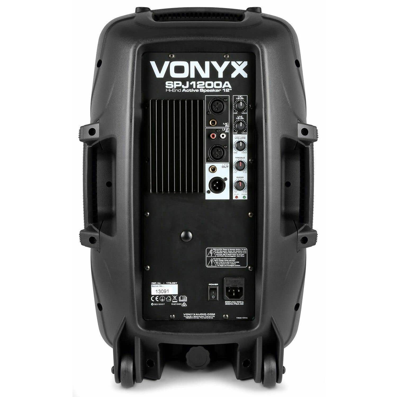 Zwarte Vonyx SPJ1200A luidspreker. Het heeft een bedieningspaneel met in- en uitgangen en volumeregelaars, plus wielen.
