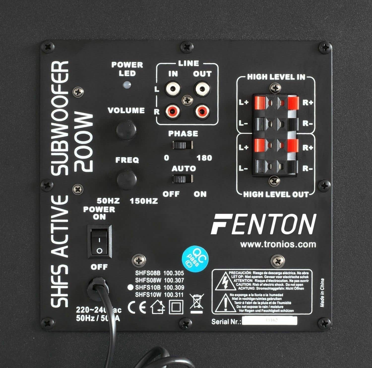 Subwoofer negro con controles, entradas y salidas. Tiene un botón de encendido, controles de volumen y frecuencia.