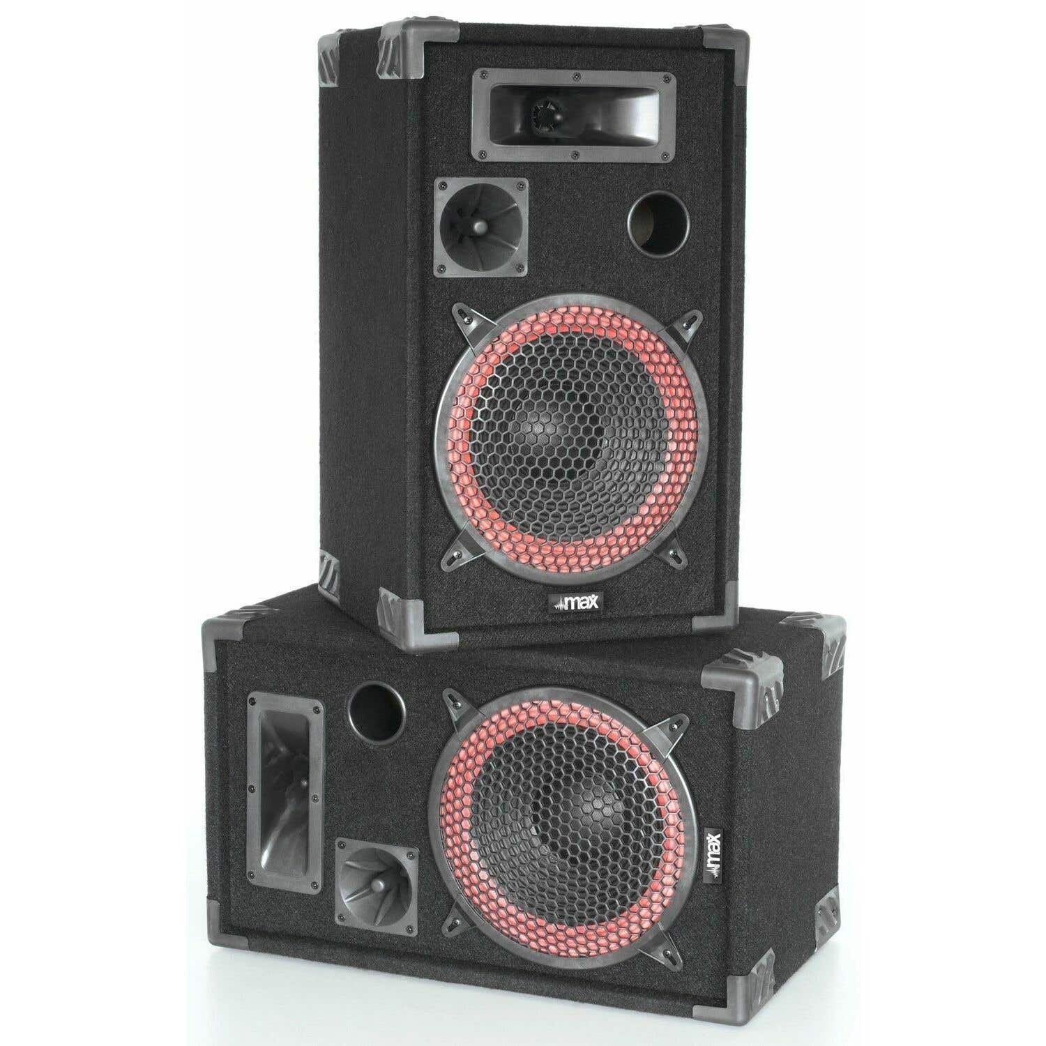 Dos altavoces negros apilados. Cada uno tiene un altavoz con borde rojo, un tweeter y otras aberturas. Protectores de esquina grises y el logotipo 'max' son visibles.