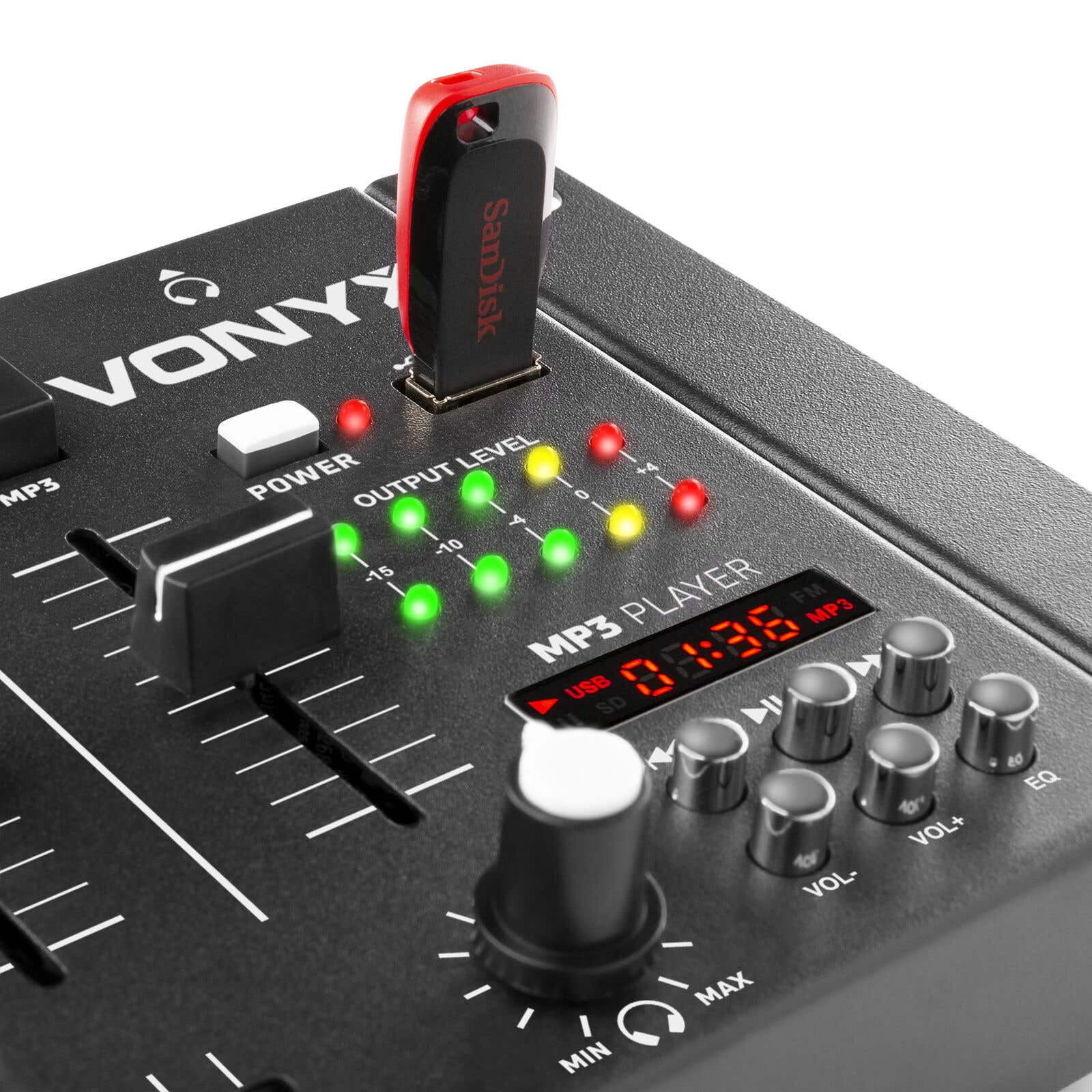 Schwarzer Audiomixer mit einem rot-schwarzen USB-Laufwerk. Er hat Knöpfe, Regler und eine LED-Anzeige.