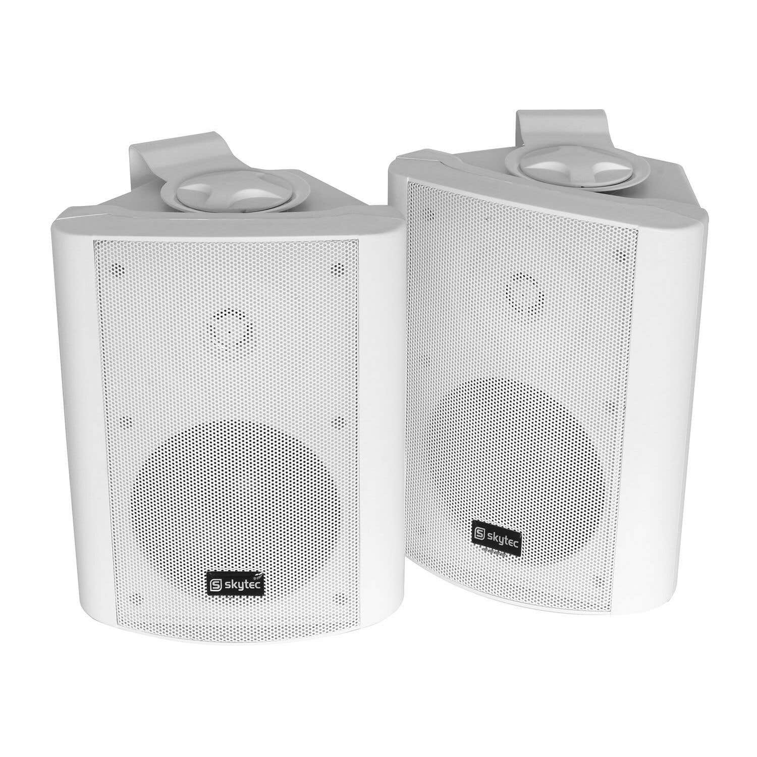 Dos altavoces Skytec blancos. Cada uno tiene una parte frontal perforada, un altavoz circular y un soporte de montaje.