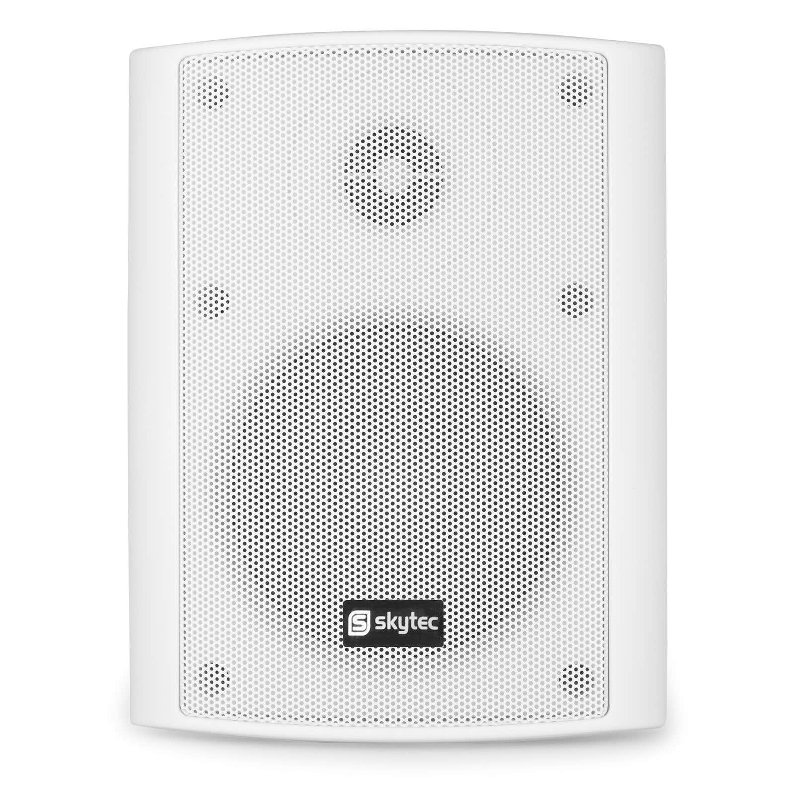 Un altavoz blanco con una parte frontal de malla, un altavoz central y un logotipo 'skytec'.