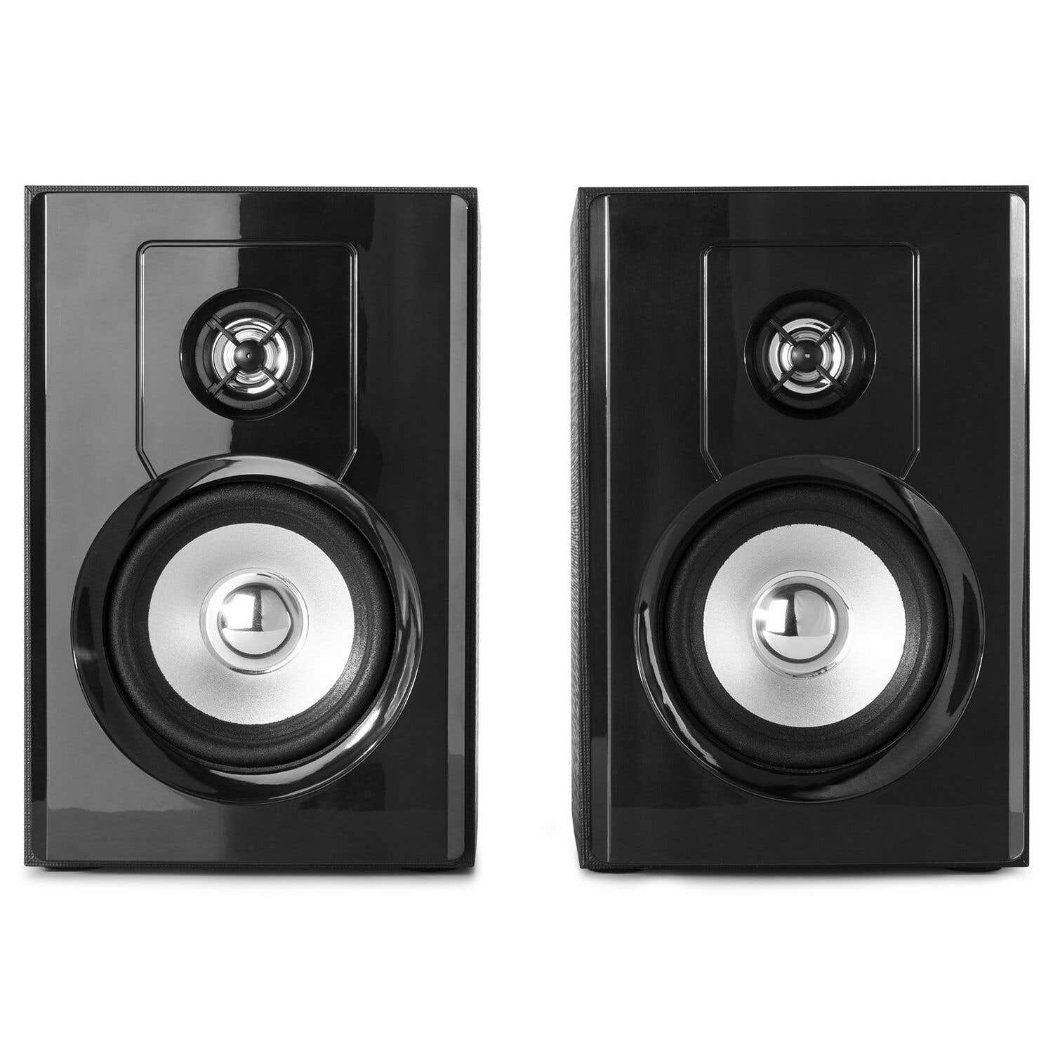 Dos altavoces negros con conos de altavoz plateados y negros. Son rectangulares. Fondo blanco.