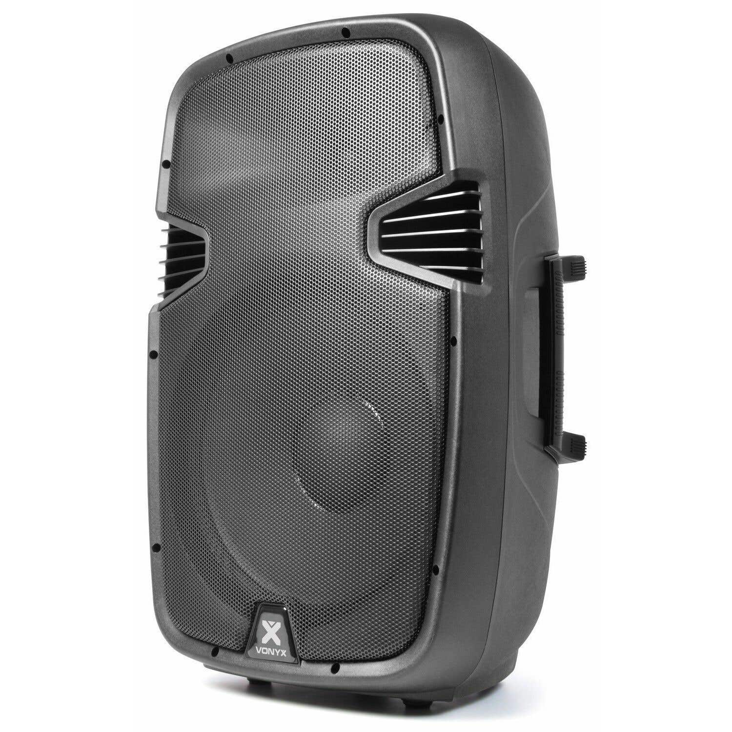 Een zwarte luidspreker op een witte achtergrond. Het heeft een mesh voorkant, ventilatieopeningen en een handvat aan de zijkant. De merknaam 'Vonyx' is zichtbaar.