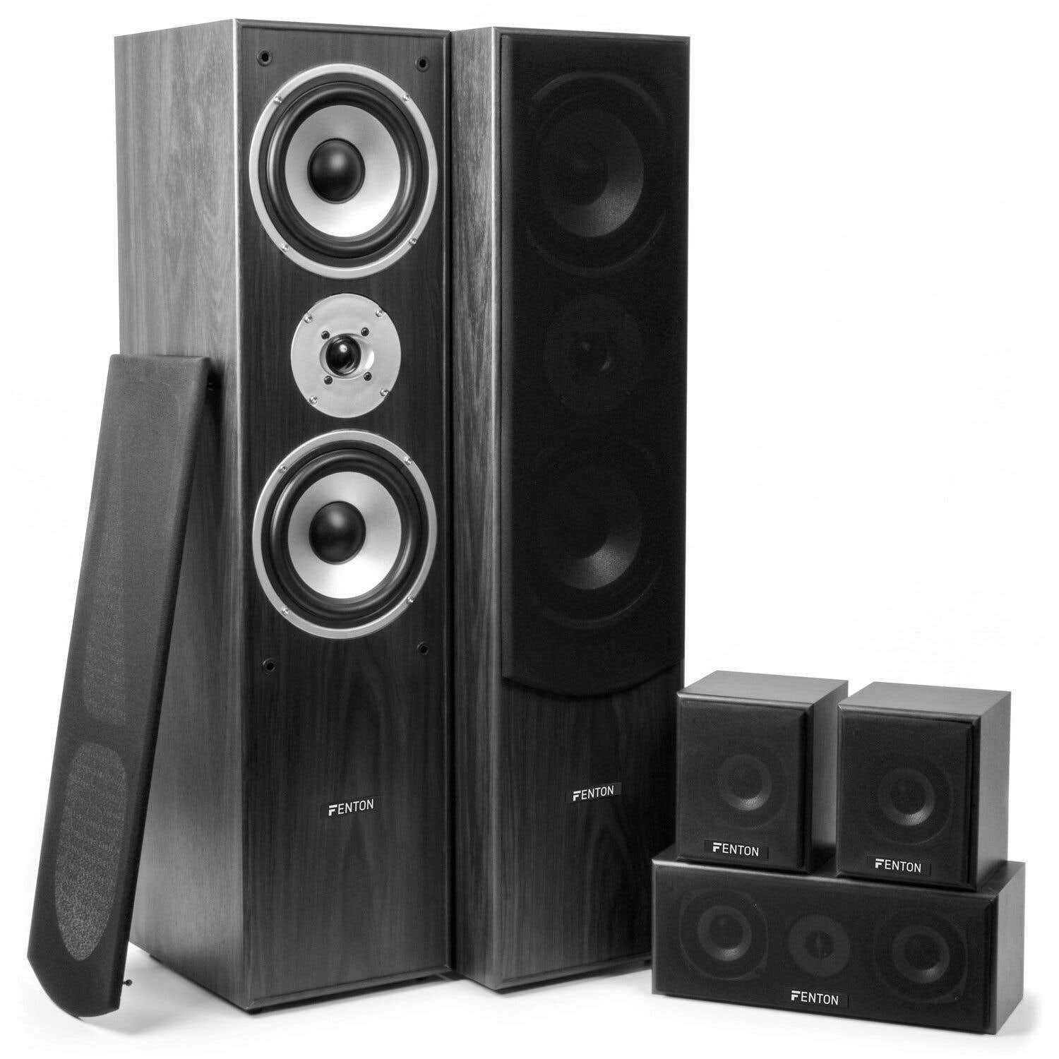 Un conjunto de altavoces negros con la marca 'Fenton'. Incluye altavoces altos, altavoces pequeños y una barra de sonido.