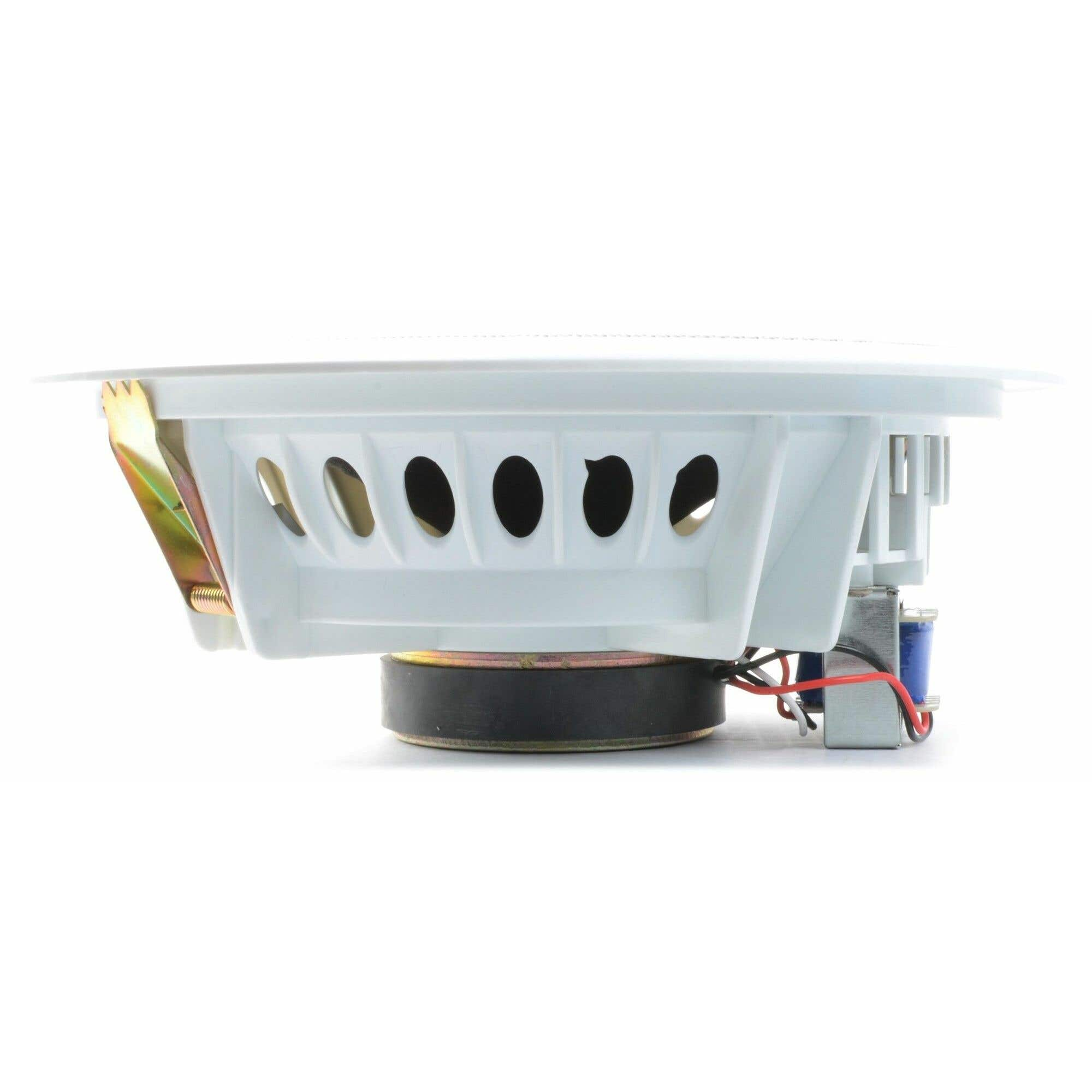 Un altavoz de techo blanco con cono negro. Tiene orificios de ventilación y componentes electrónicos adjuntos.