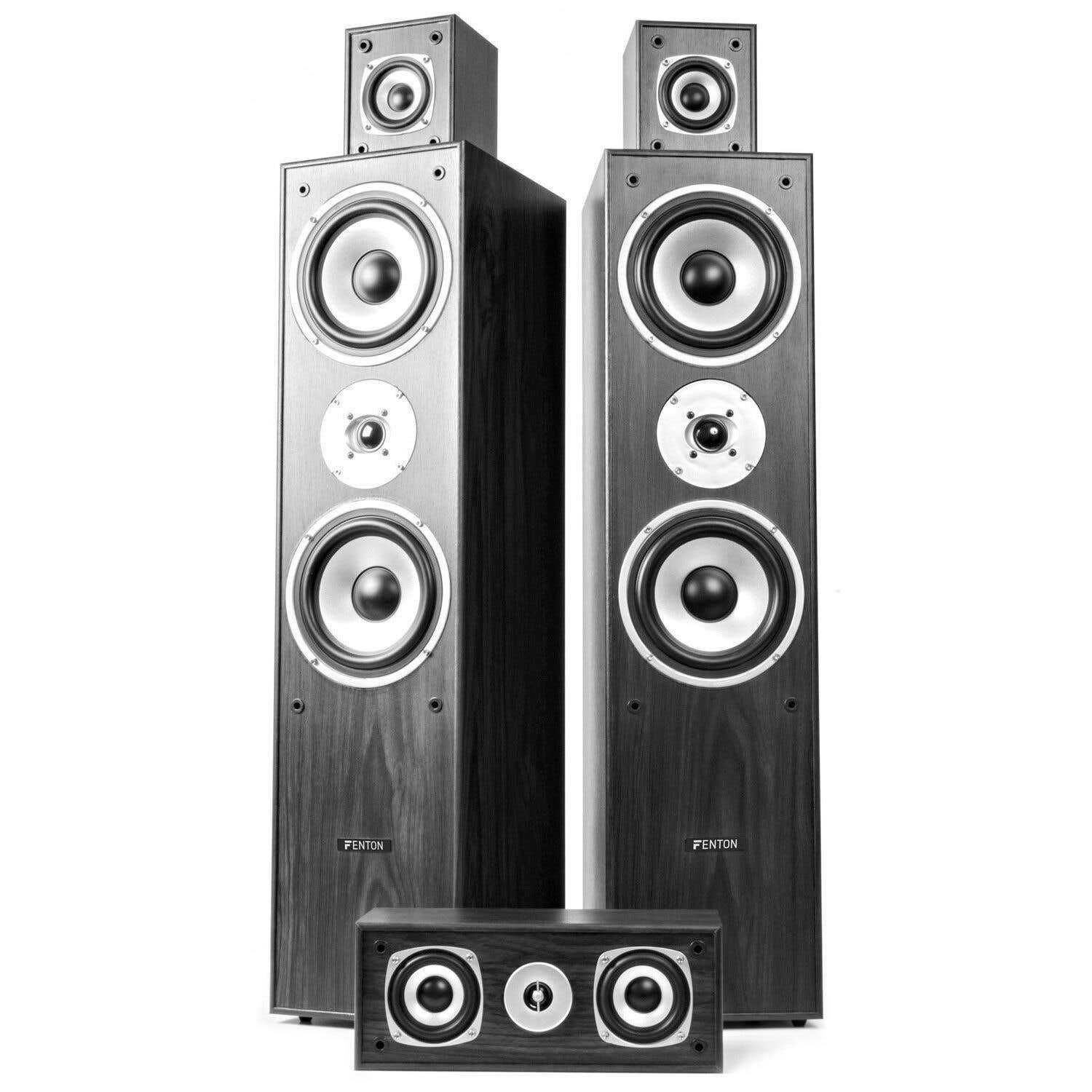 Conjunto de altavoces sobre fondo blanco. Dos altavoces altos con otros más pequeños encima y un altavoz pequeño debajo.