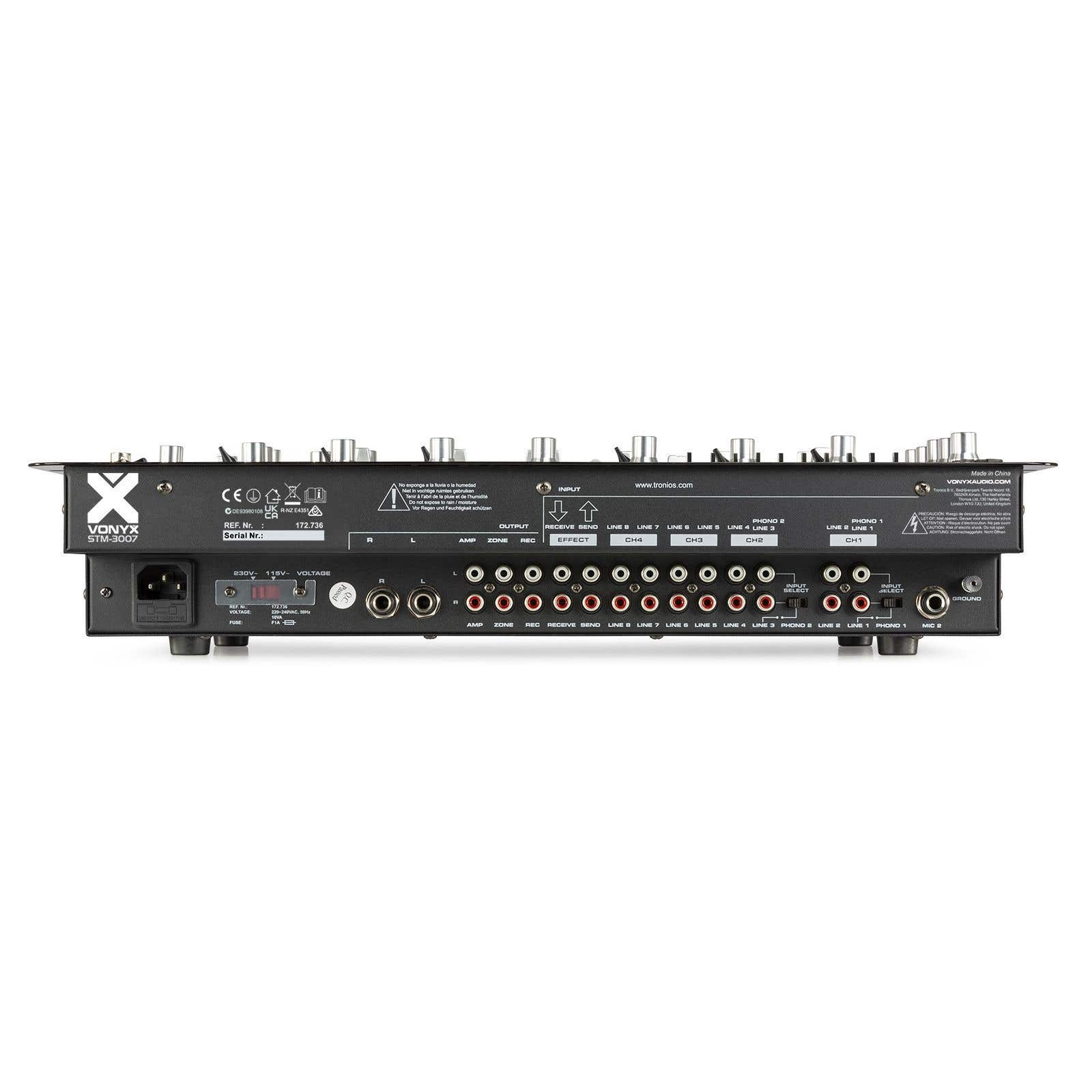 Panel trasero de la mezcladora negra Vonyx STM-3007. Tiene múltiples puertos de entrada/salida, entrada de alimentación y botones de control.