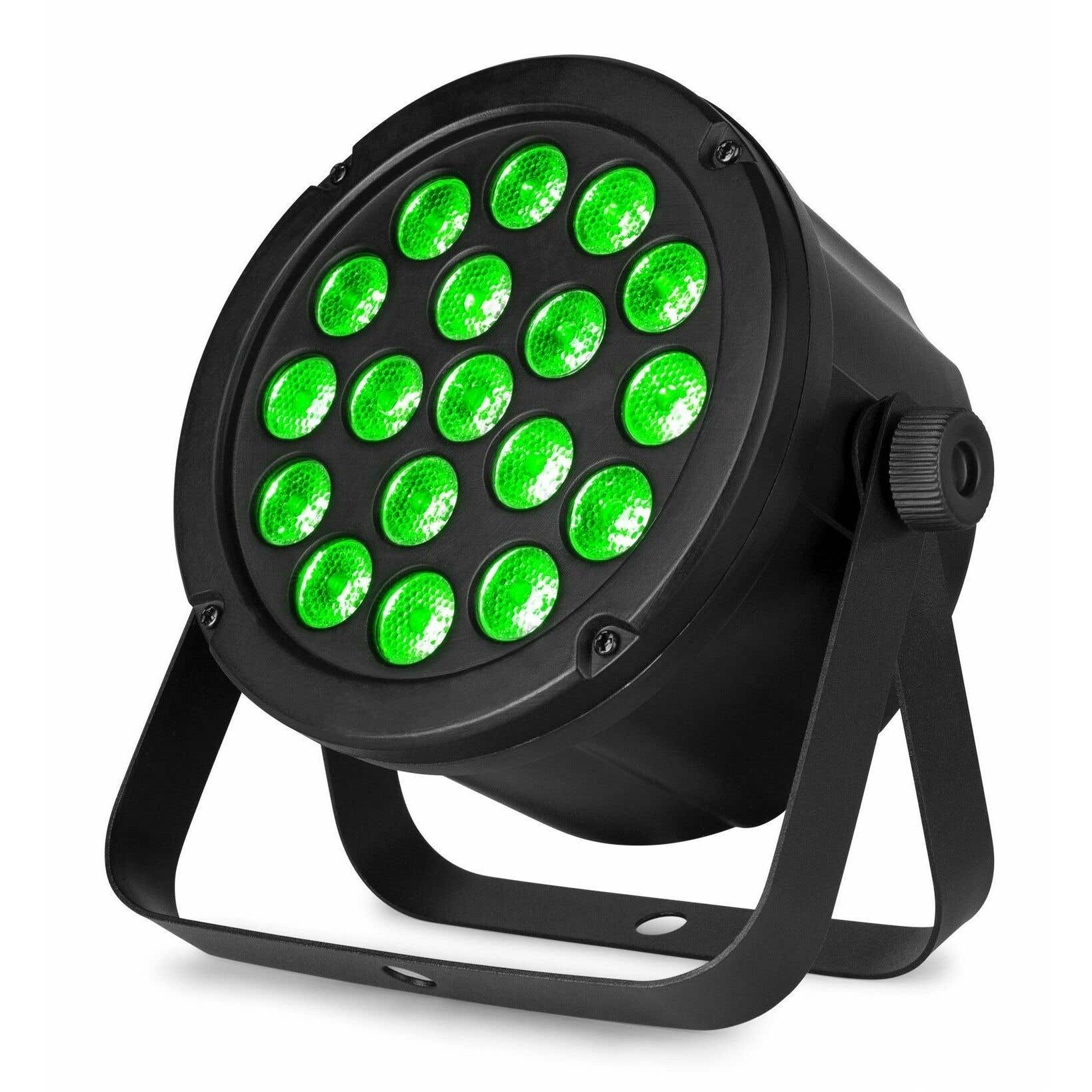 Foco de escenario negro con LEDs verdes. Tiene una cabeza circular con varios LEDs. Está sobre un soporte, aislado sobre blanco.