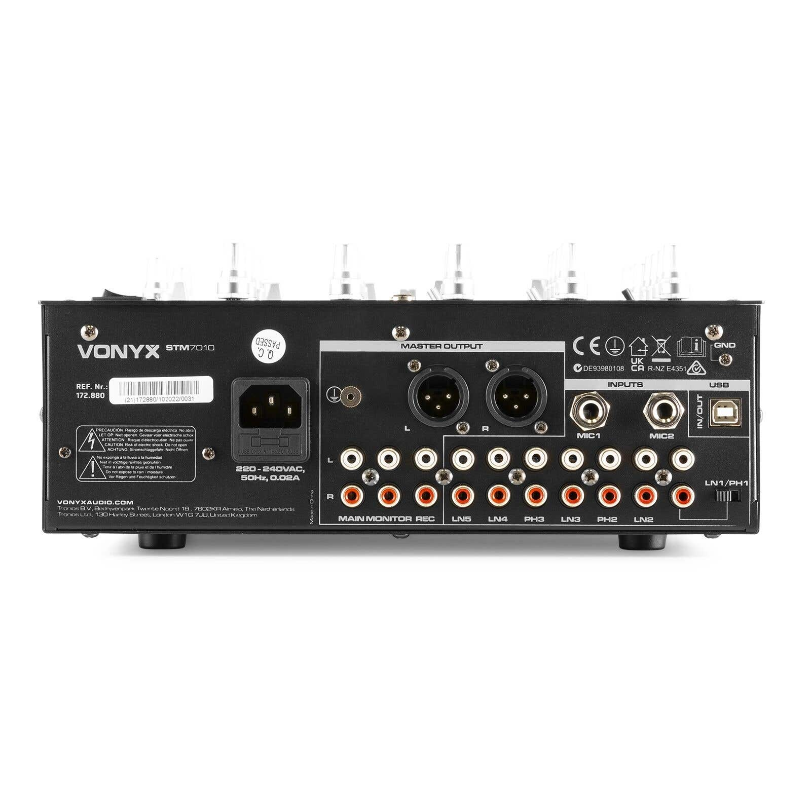 Panel trasero de mezclador de audio negro con varias entradas/salidas, etiquetas y una entrada de alimentación. El modelo VONYX STM7010 es visible.