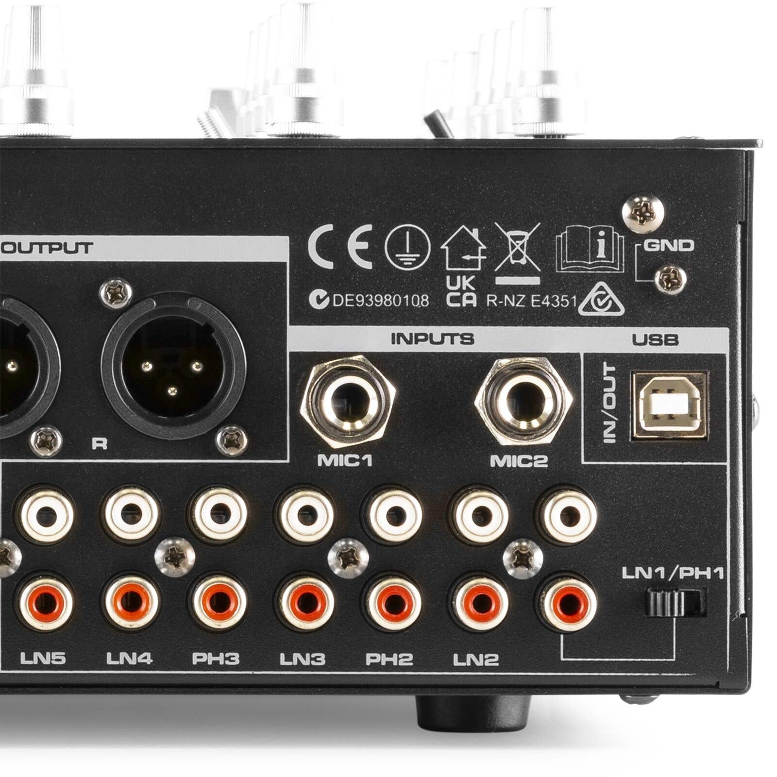 Primer plano de un panel de mezclador de audio negro con conectores de entrada/salida, puerto USB y mandos. Etiquetas: 'MIC1', 'MIC2'.