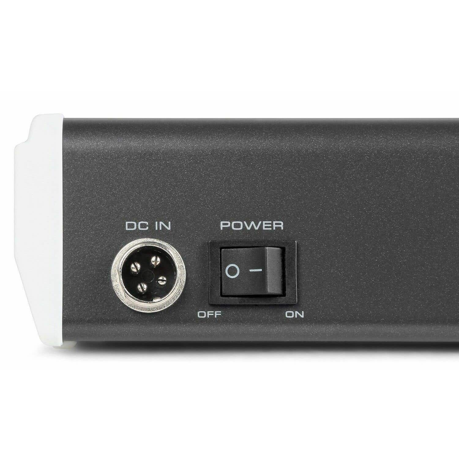 Primer plano de un dispositivo negro con un interruptor de encendido/apagado y un puerto DC IN. Borde blanco a la izquierda.