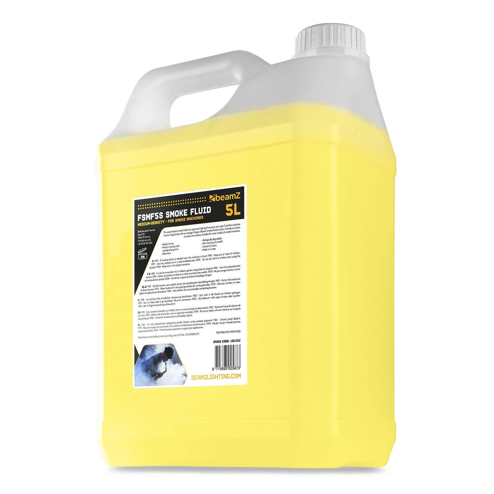 Un recipiente amarillo de 5L de líquido para máquinas de humo. Tiene un asa y tapa blancas, con texto.
